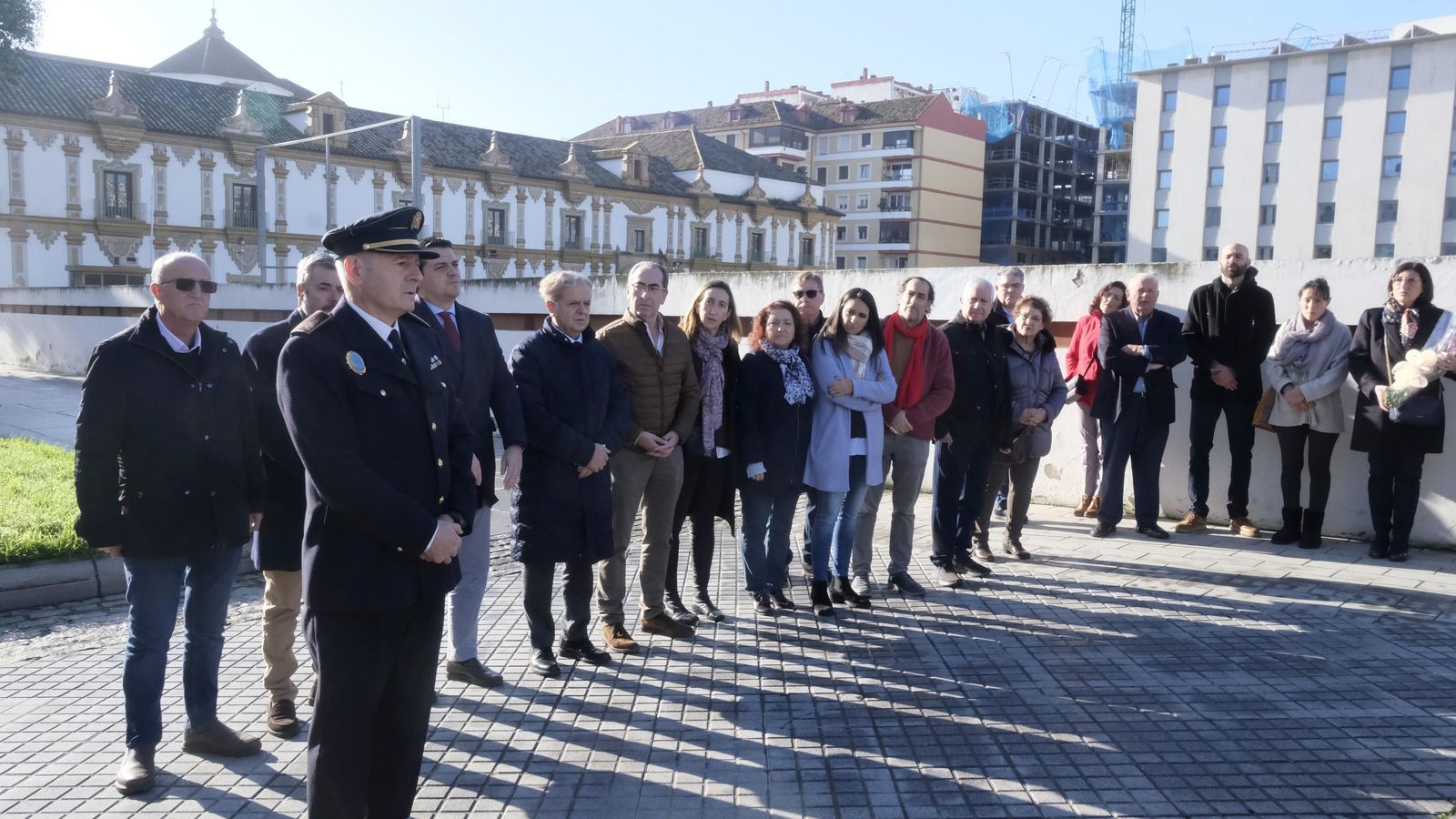 Representantes del Ayuntamiento y familiares durante el acto.