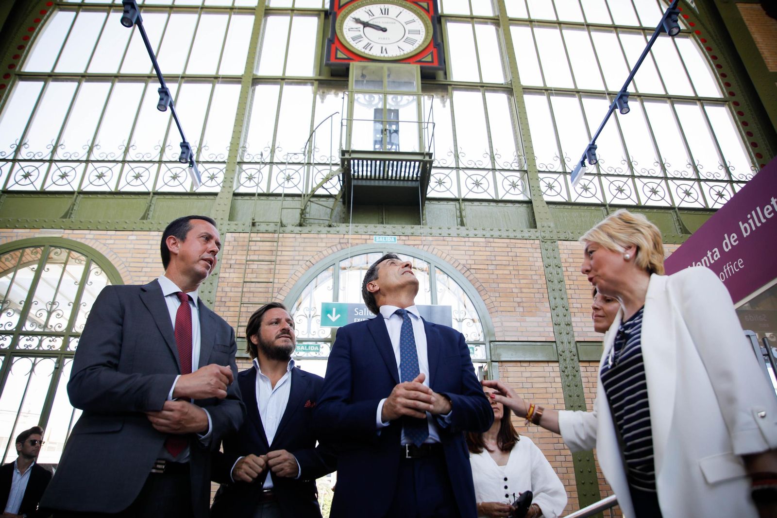 El delegado del Gobierno, Pedro Fernández, visita la estación histórica de Renfe en Almería, en imágenes