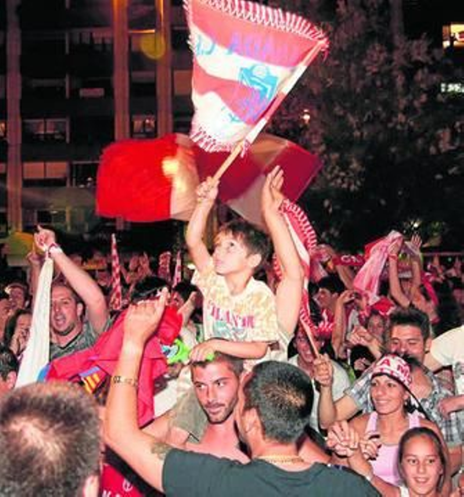 1. El Granada CF, que llenó la ciudad con su triunfo deportivo e ilusionó a la afición con su ascenso a Segunda ha sido merecedor del premio a la Mejor Imagen Deportiva. 2. El Ayuntamiento también se llevó su premio a través de Inagra, el de Mejor Servicio Público. 3. El jurado se reunió ayer para decidir, casi por unanimidad, los ganadores de esta décima edición de los premios impulsados por la cadena hotelera MA. /Fotos: G. H. /P. D.