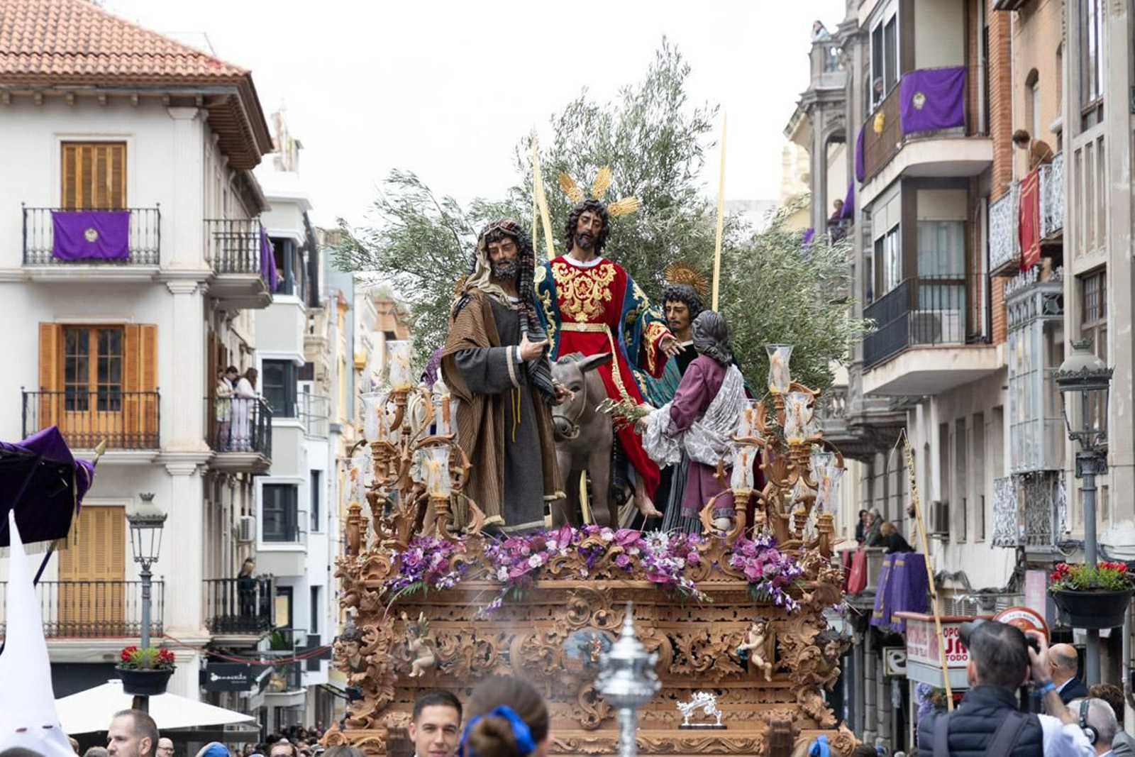 Los jiennenses se echan a la calle para presenciar la primera de las procesiones de la jornada: la Borriquilla (II)