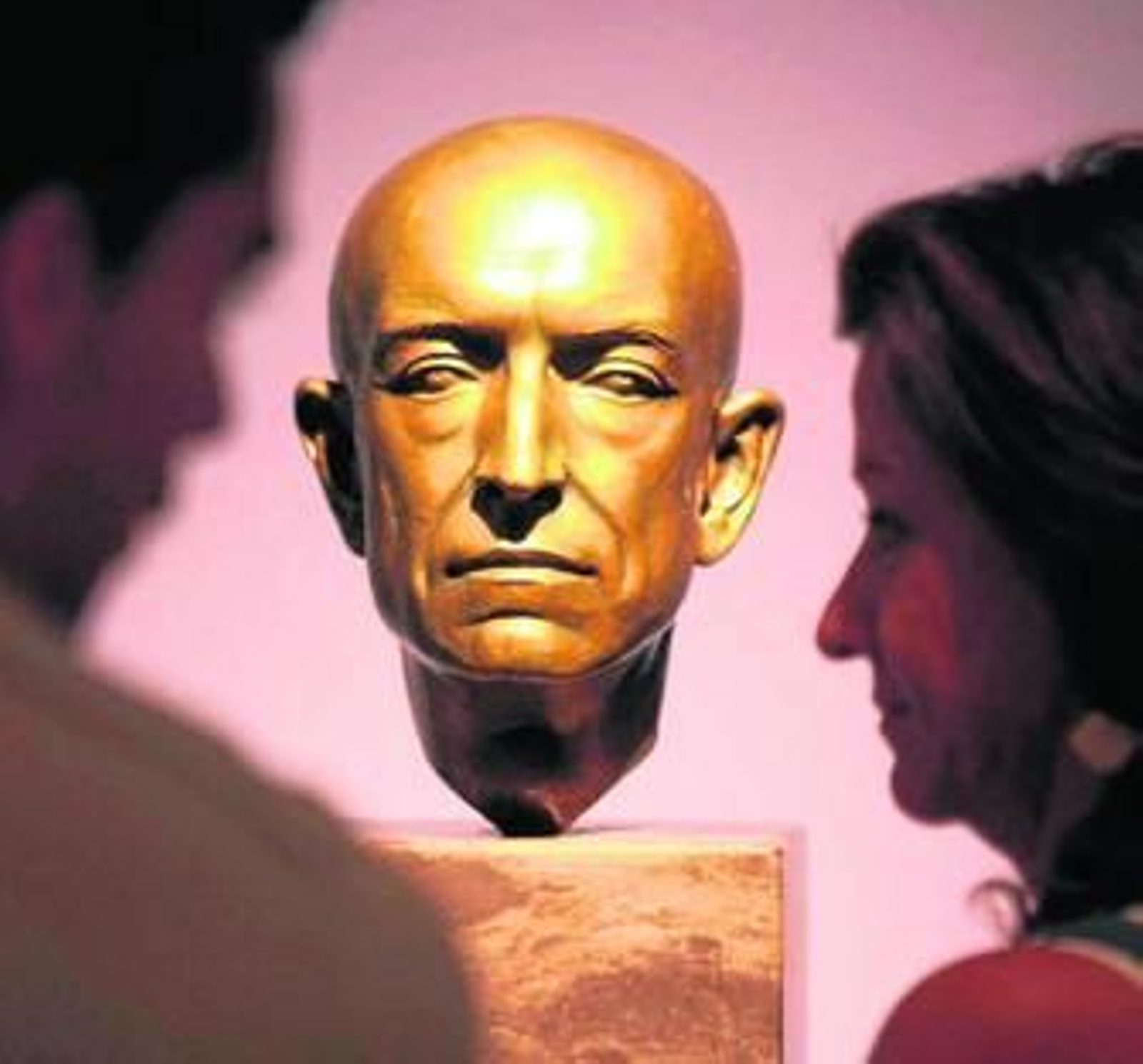 1. Se podrá conocer la amistad que tuvo no sólo con Lorca sino con figuras como Stravinsky o Debussy. 2. El rostro sobrio e inteligente de Falla. 3. Una cronología de su vida y obra. 4. Dos de sus batutas y un metrónomo. Fotos: Pepe Torres