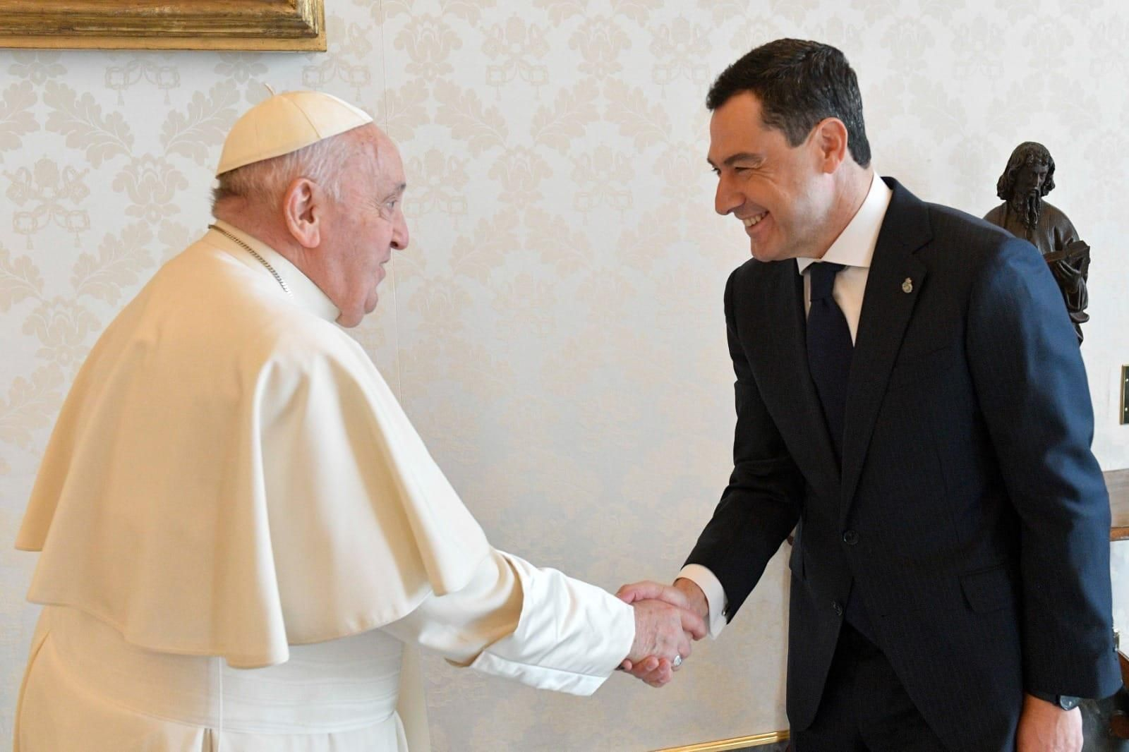 Juanma Moreno y el Papa Francisco.