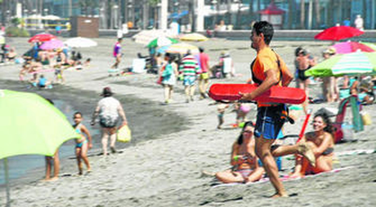 Los almerienses tratan de combatir el calor con la playa