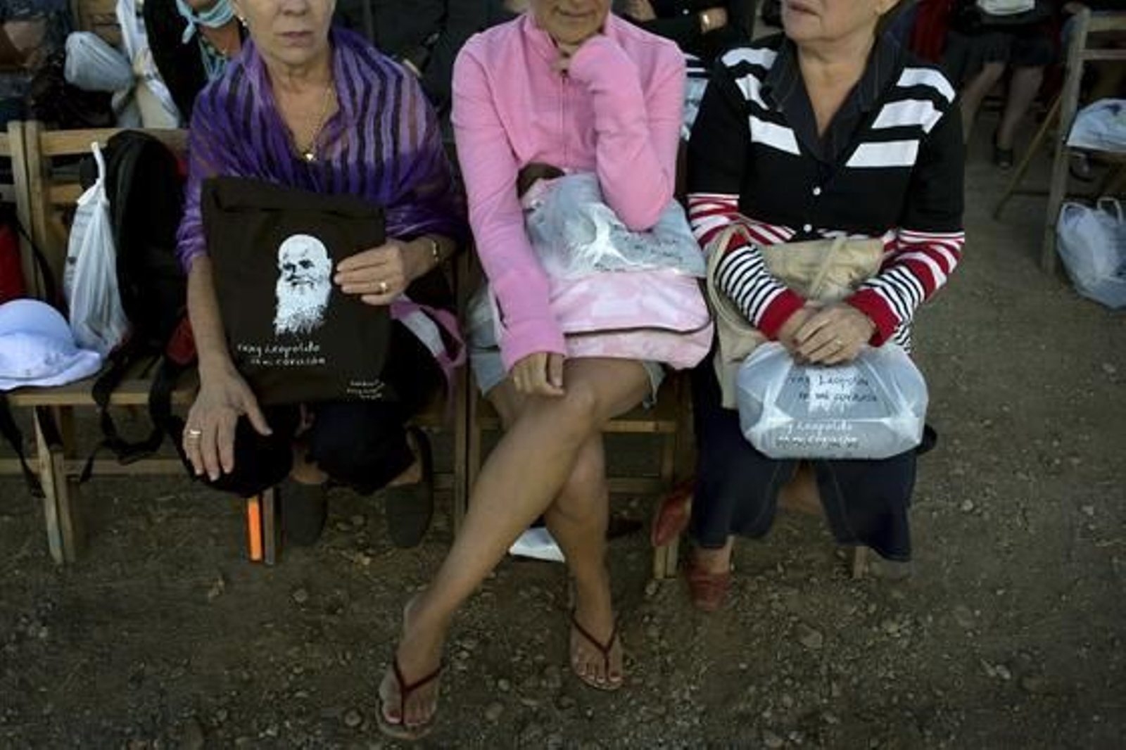 Miles de personas acuden al acto de beatificación de Fray Leopoldo en la base aérea de Armilla. / AFP
