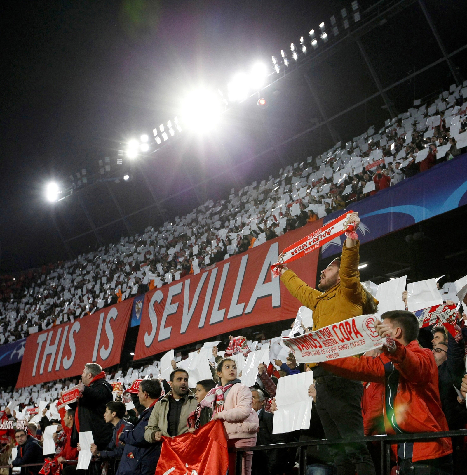 Imagen de la grada de Fondo completamente atestada de abonados del Sevilla.