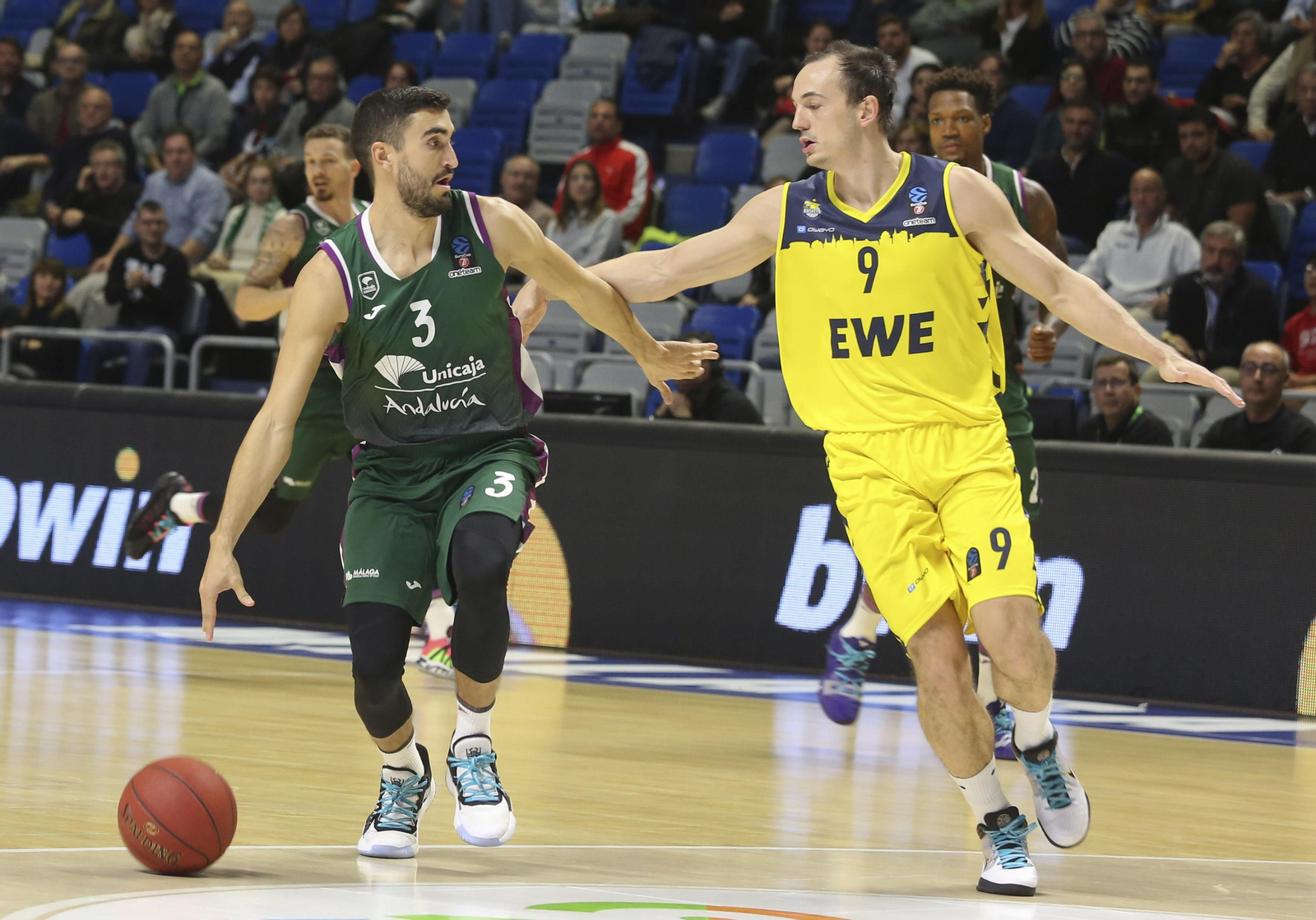 Jaime Fernández bota el balón ante Tadda.