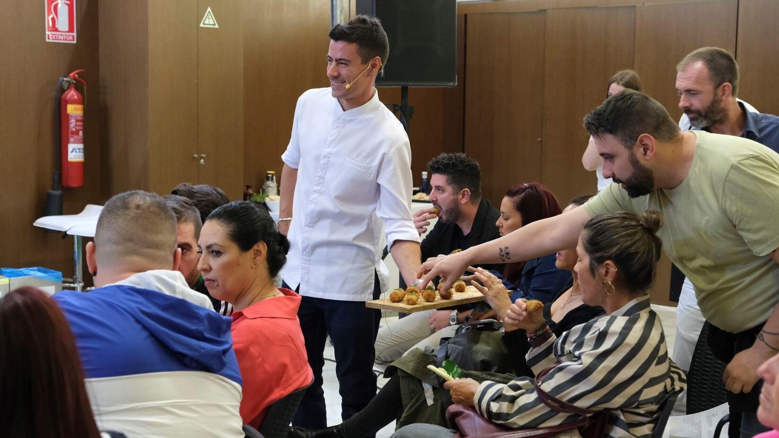 El público asistente prueba los diferentes platos.