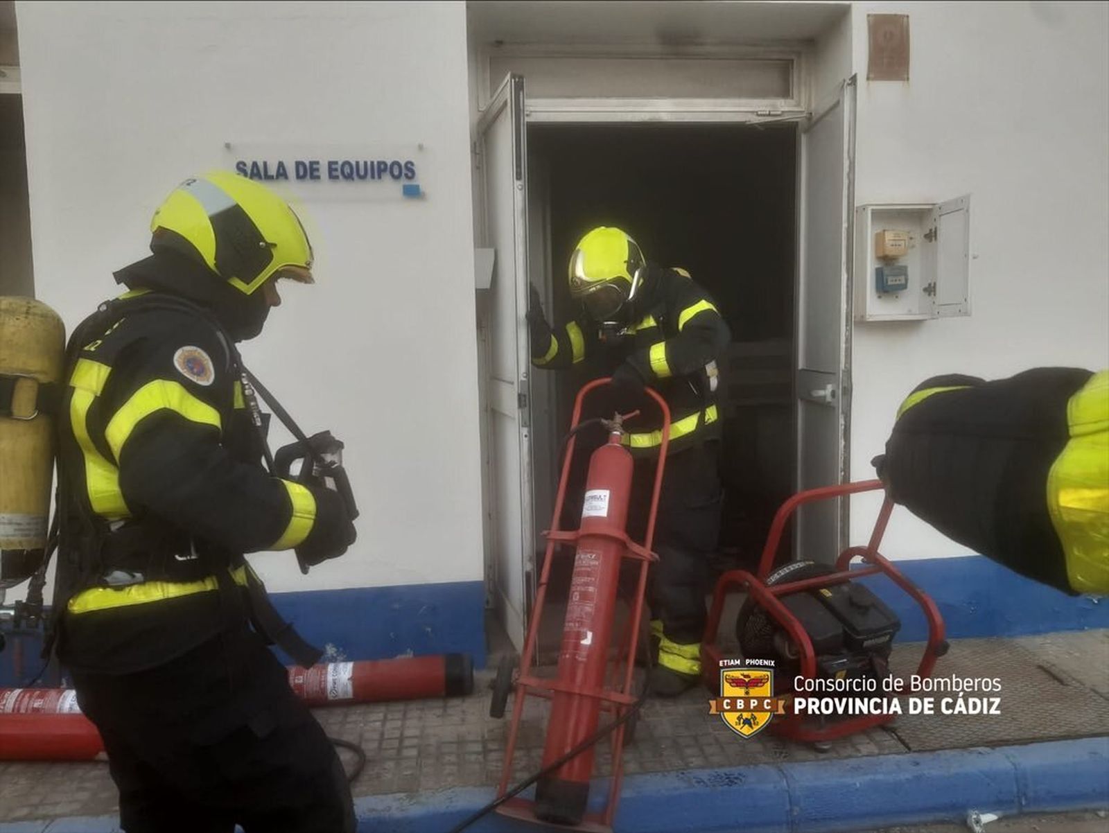 Imagen de la actuación de los bomberos en la planta de El Puerto.