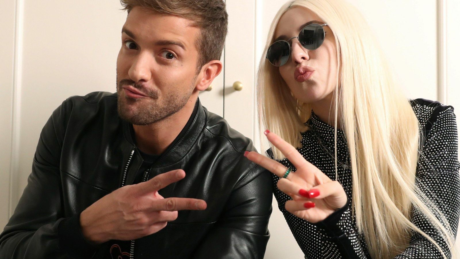 Los artistas hacen gala de una notable complicidad.