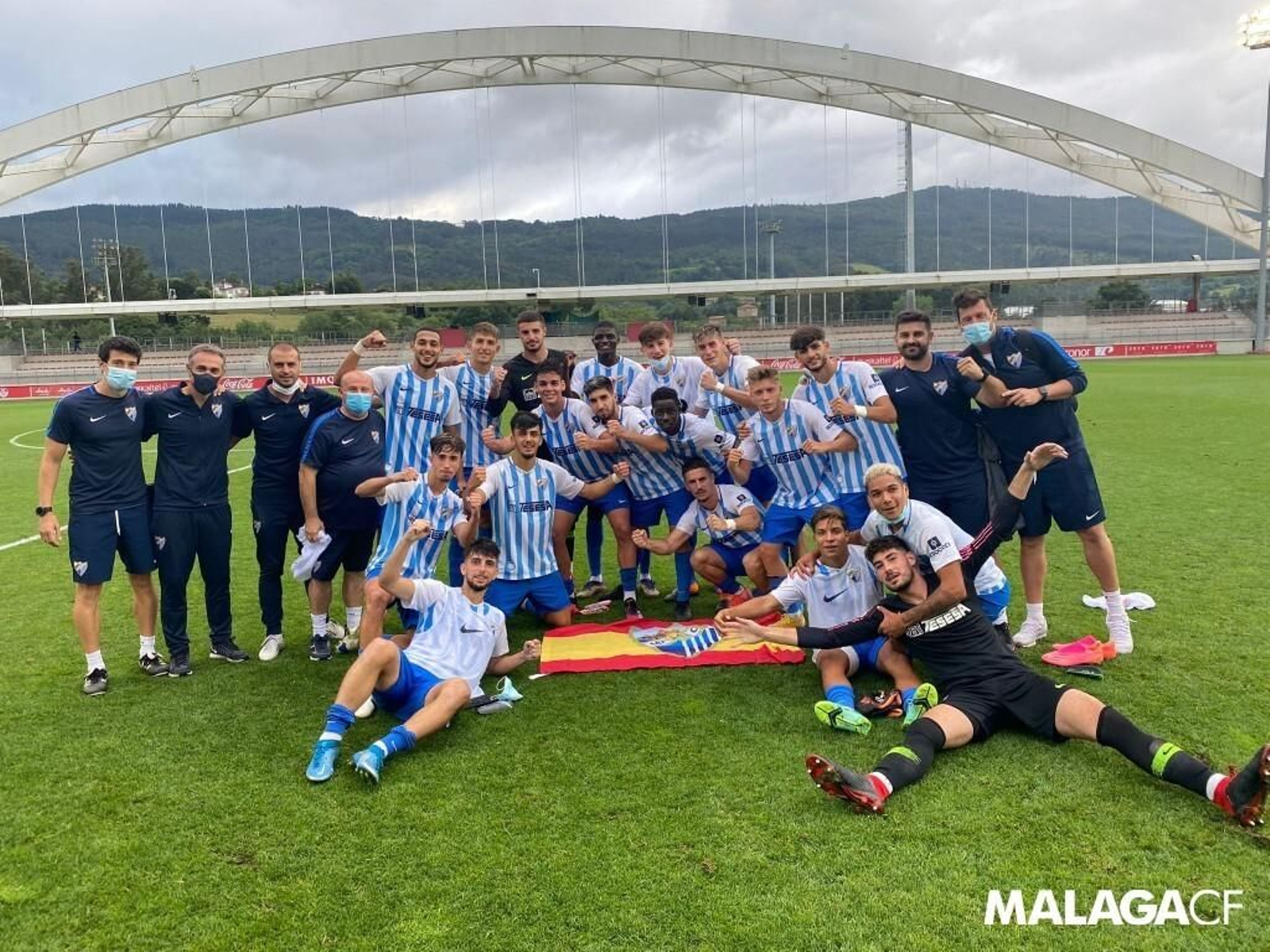 El Málaga juvenil celebra el triunfo en Lezama
