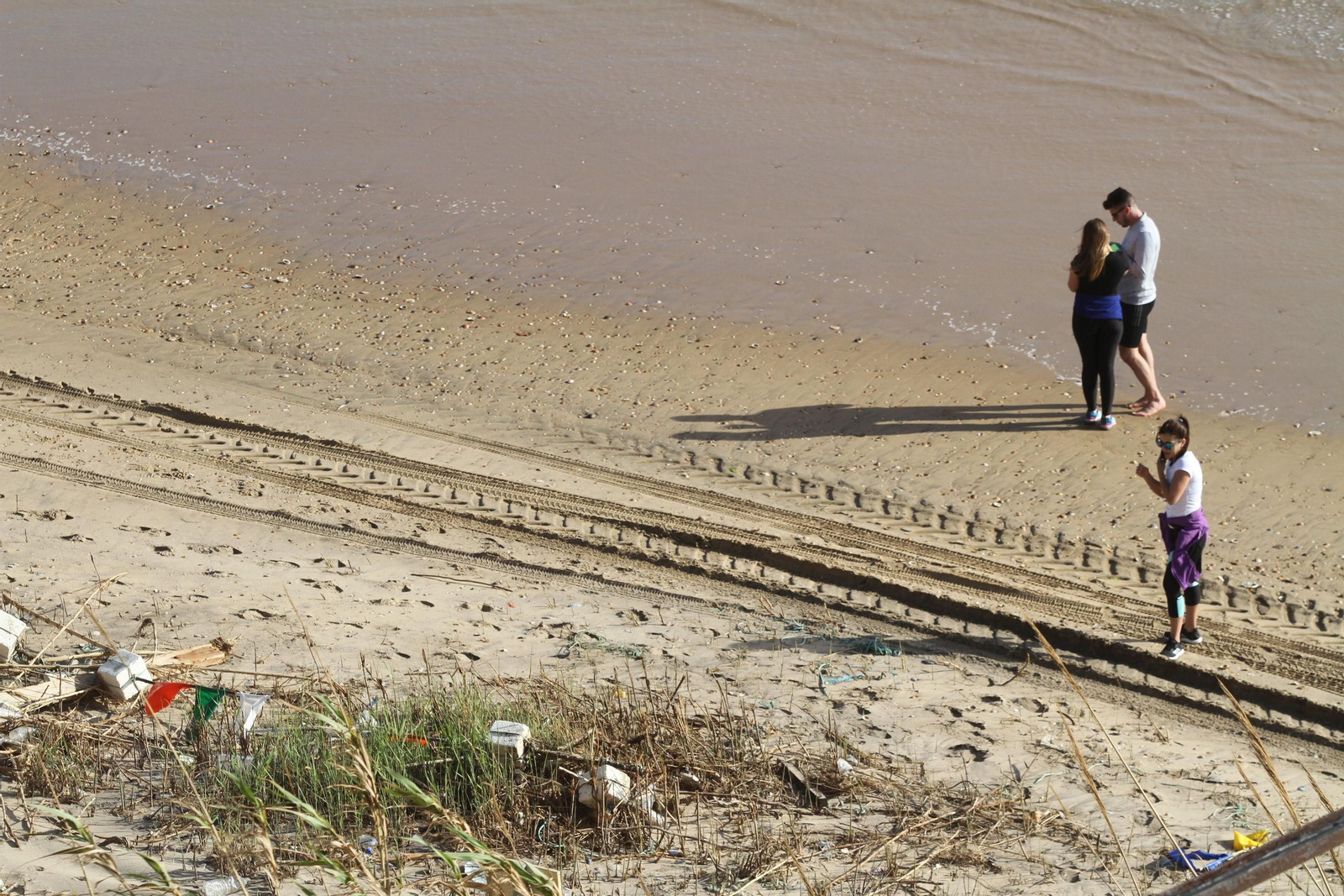 Un grupos de personas en la playa de Mazagón.