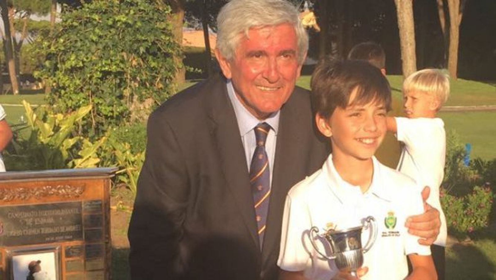 Luis de Miñón (Vista Hermosa) recibiendo el trofeo de subcampeón alevín.