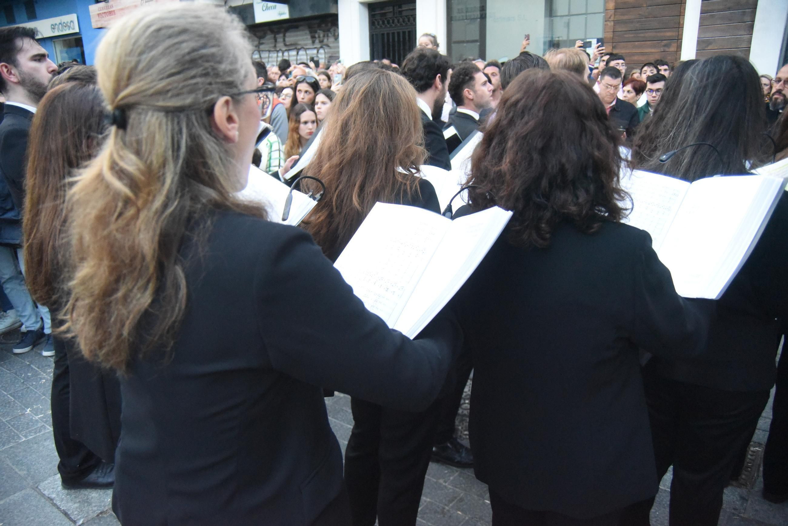 La procesión del Santo Sepulcro en este Viernes Santo de Córdoba, en imágenes
