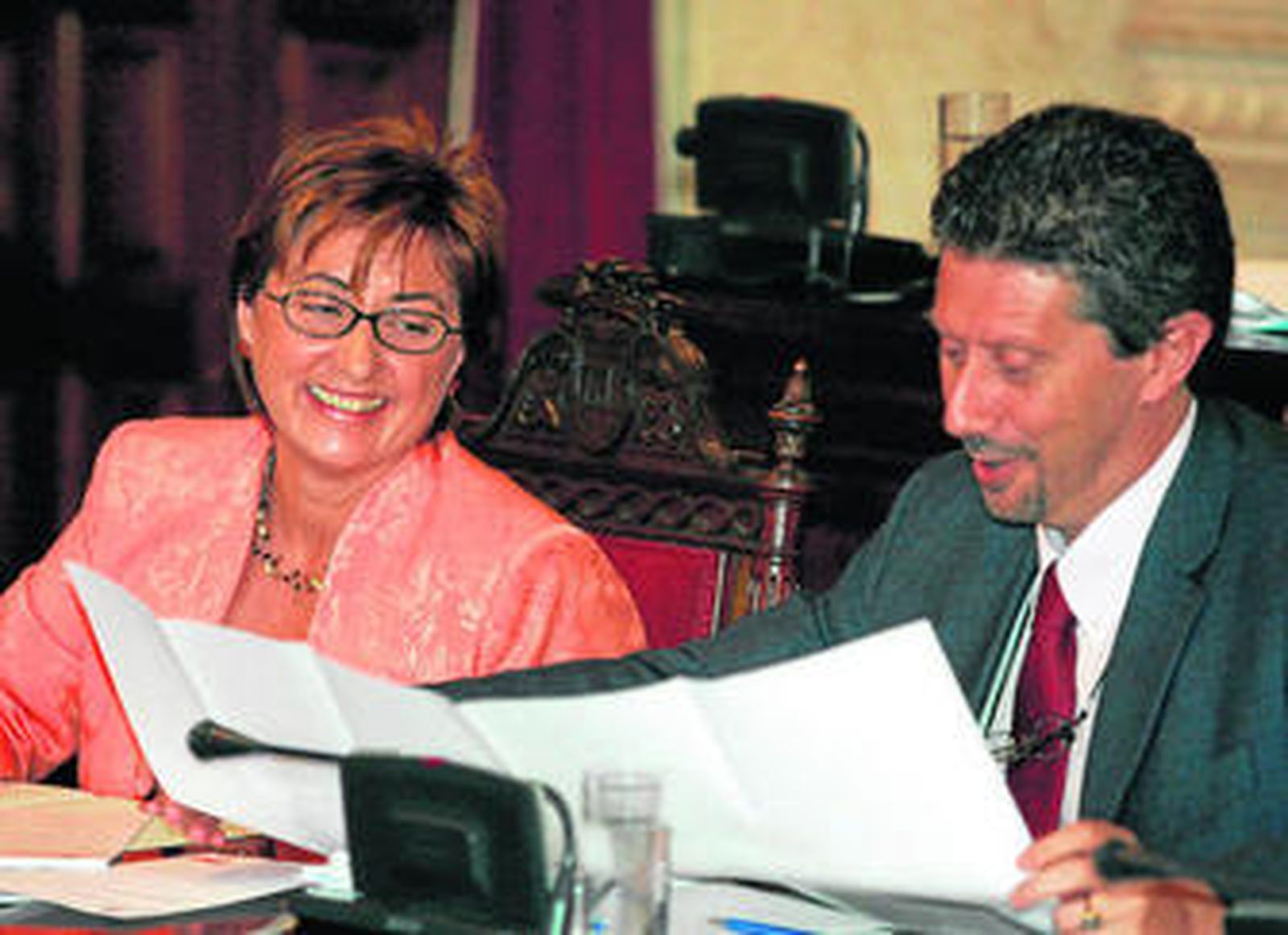 Marisa Bustinduy y Enrique Salvo Tierra, en un Pleno municipal, en una imagen de archivo.