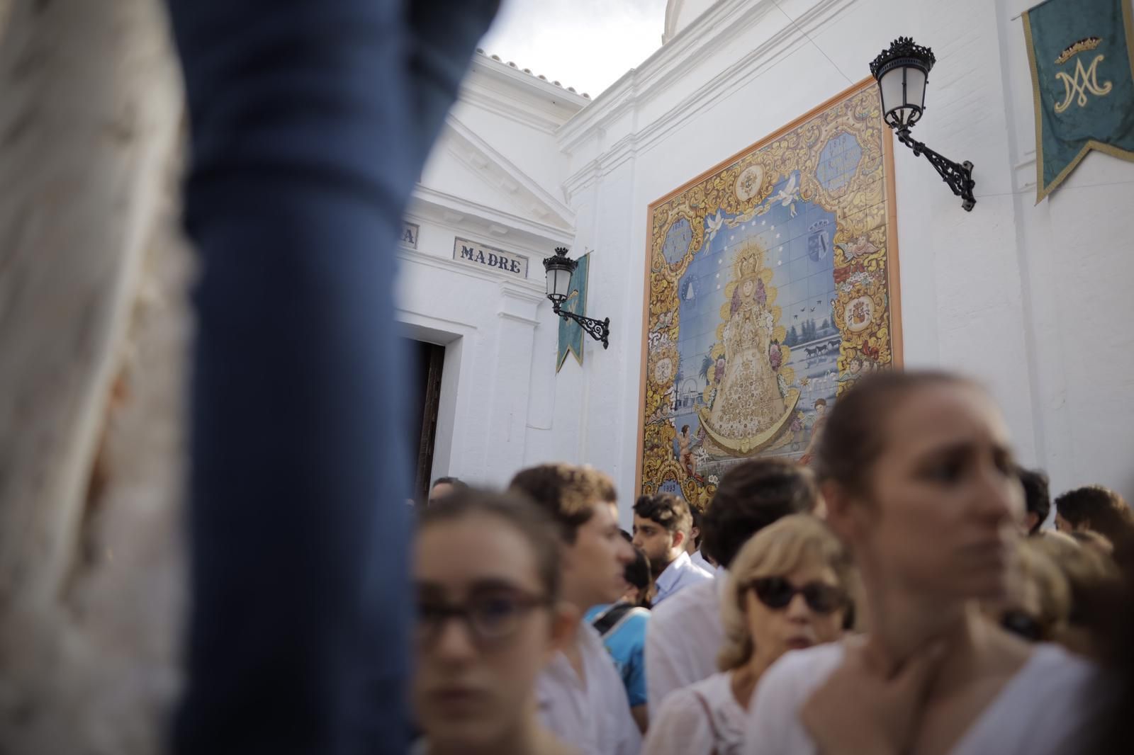 La Virgen del Rocío avanza por las calles de Almonte, en imágenes