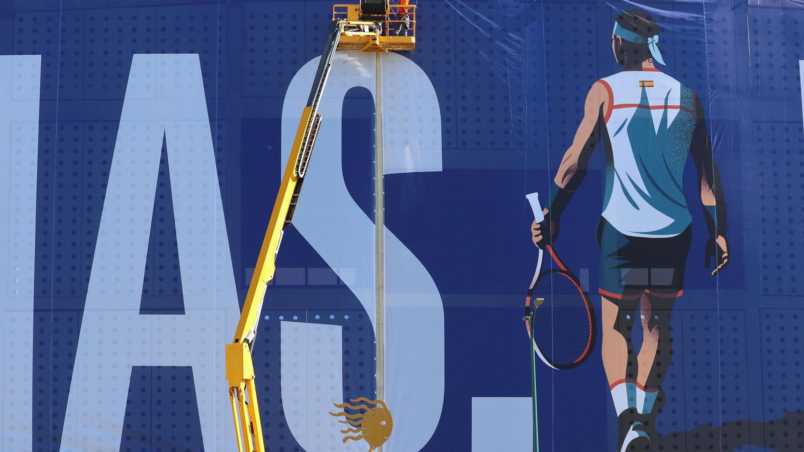 La pancarta de homenaje a Rafa Nadal en el Ciudad de Málaga, en imágenes