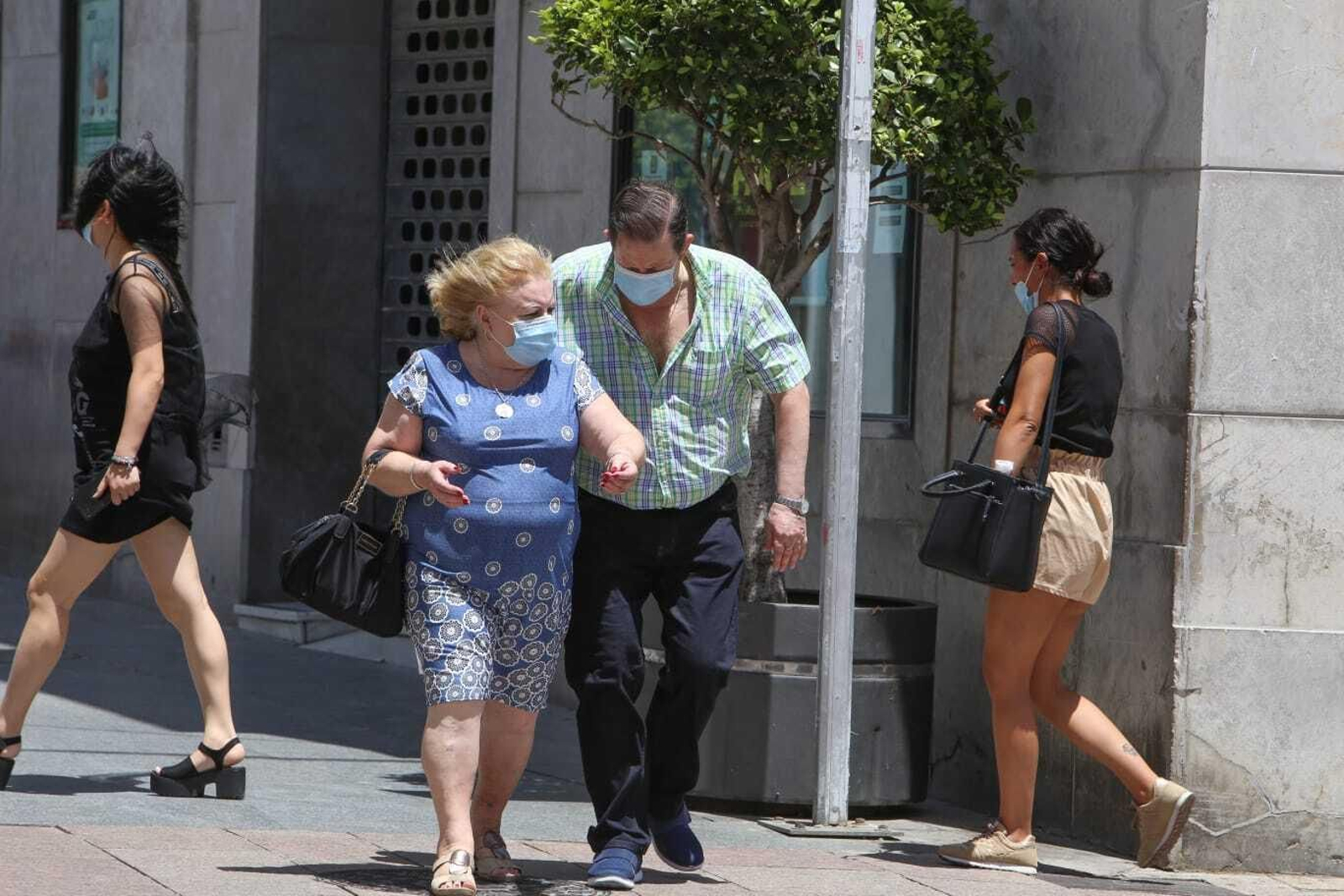 Ciudadanos con la mascarilla por el centro de San Fernando.