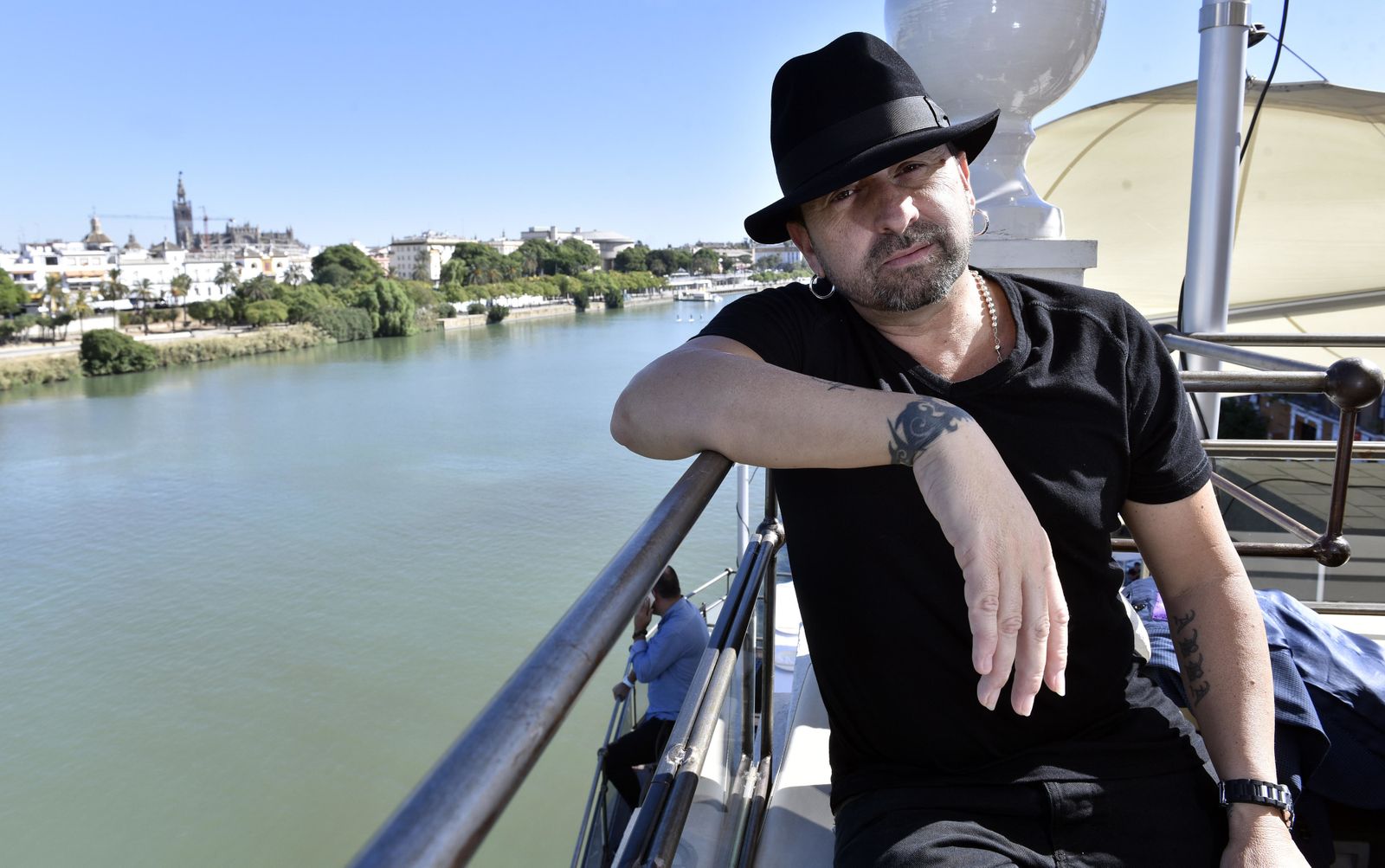 El Barrio, en el puente de Triana durante un momento de la entrevista.