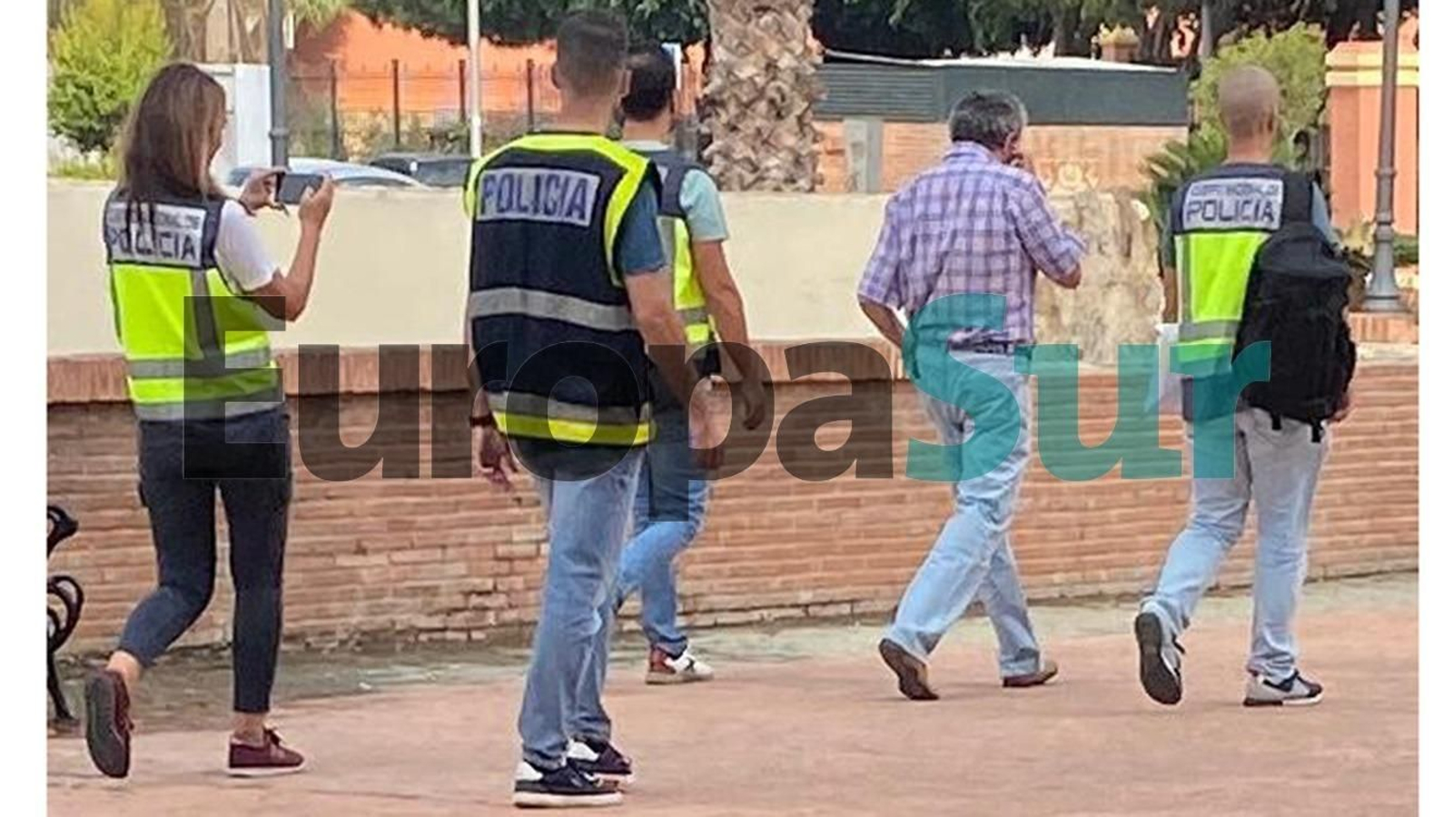El arquitetcto municipal abandona el Ayuntamiento rodeado por la Policía tras su detención