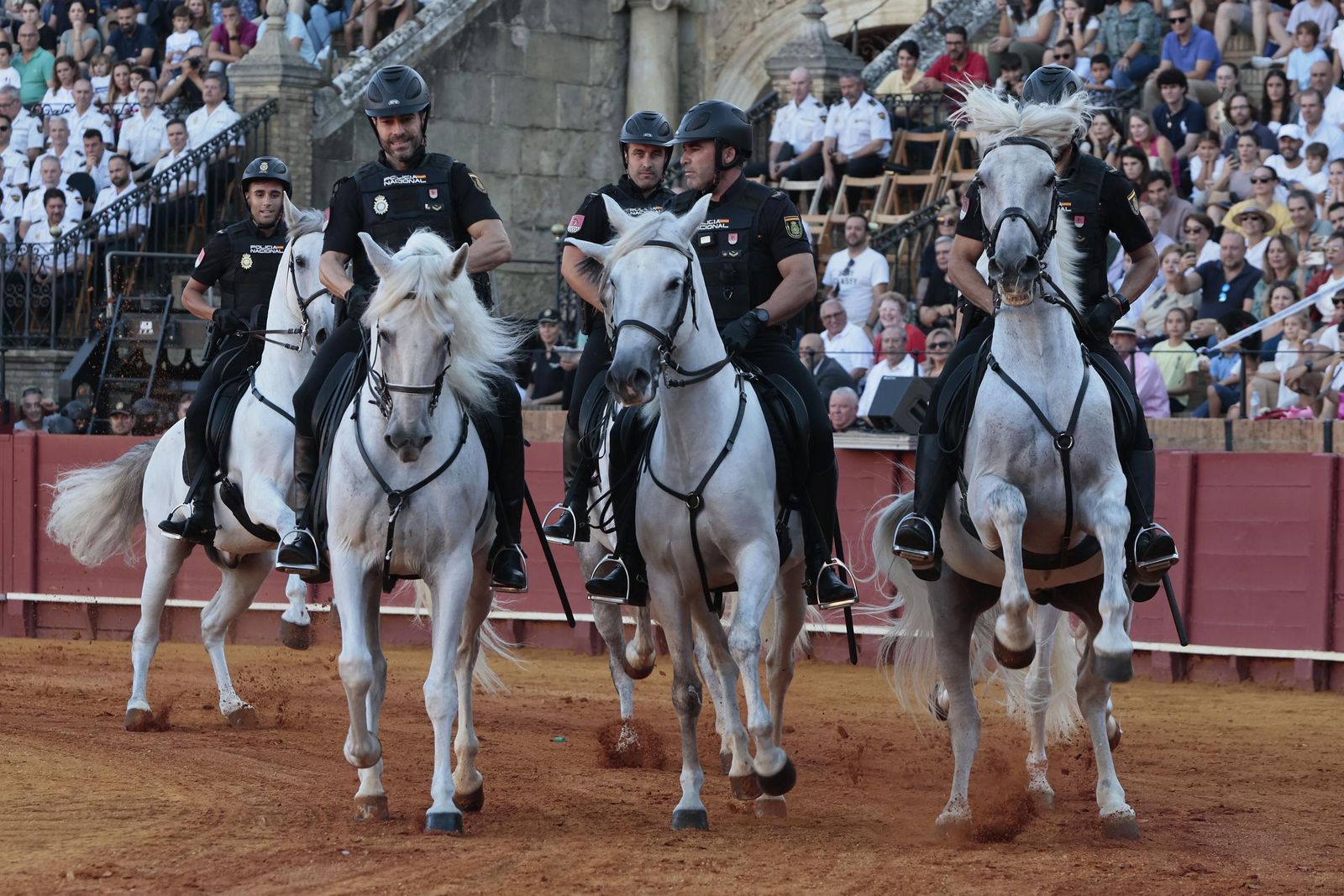 Las imágenes de la espectacular exhibición de la Policía Nacional en la Maestranza