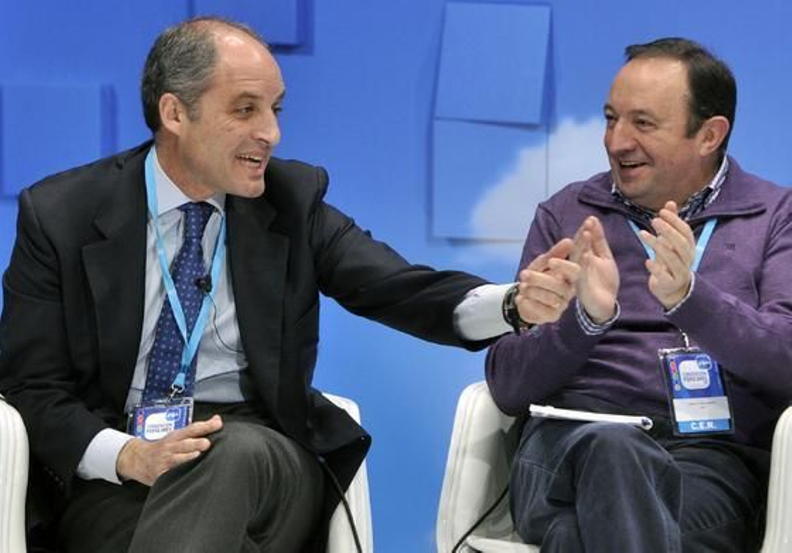 Camps bromea con sus compañeros.

Foto: M. Gomez