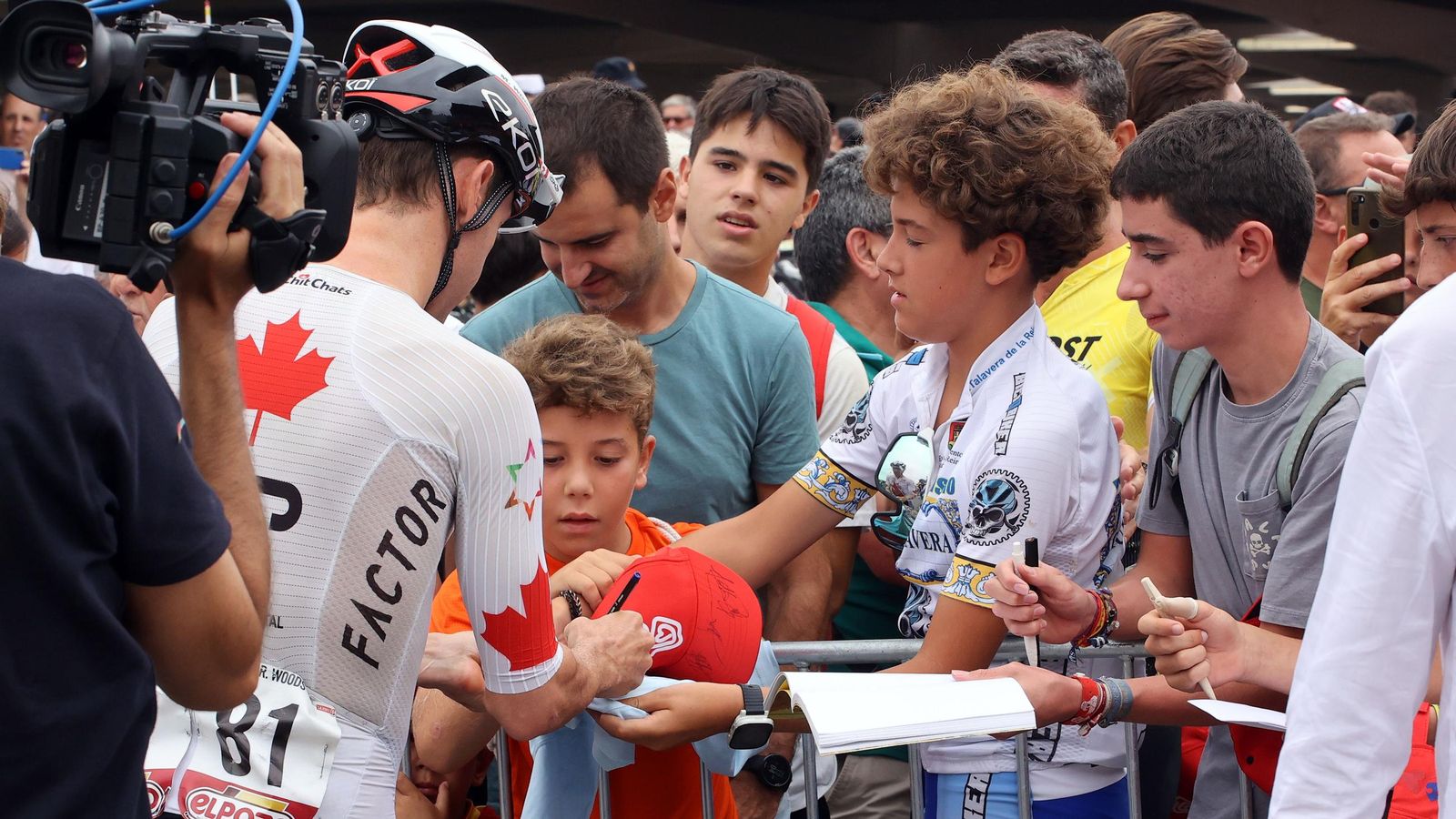 Así fue la salida de la Vuelta España desde Carrefour Sur en Jerez