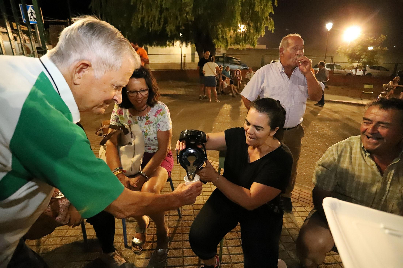 Imágenes de los evacuados de  Almonaster acogidos en Cortegana por el incendio