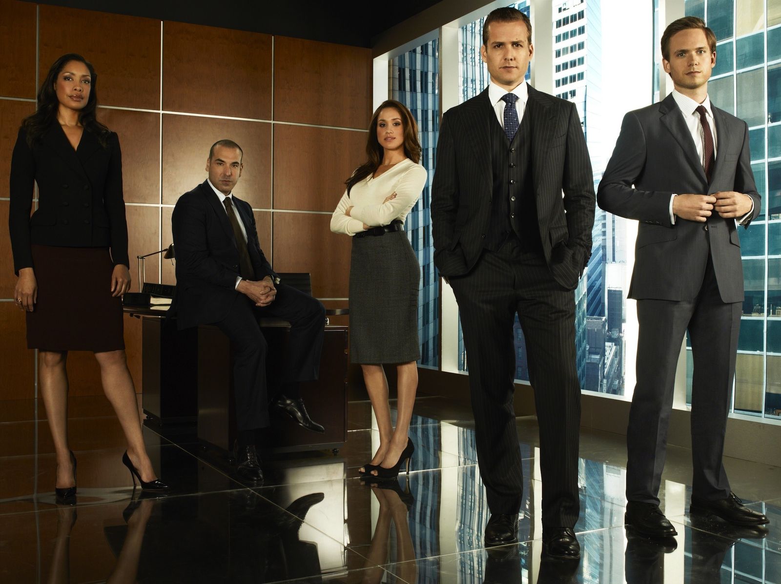 Los protagonistas son Patrick J. Adams, Gabriel Macht, Gina Torres, Rick Hoffman, Sarah Rafferty y Meghan Markle.