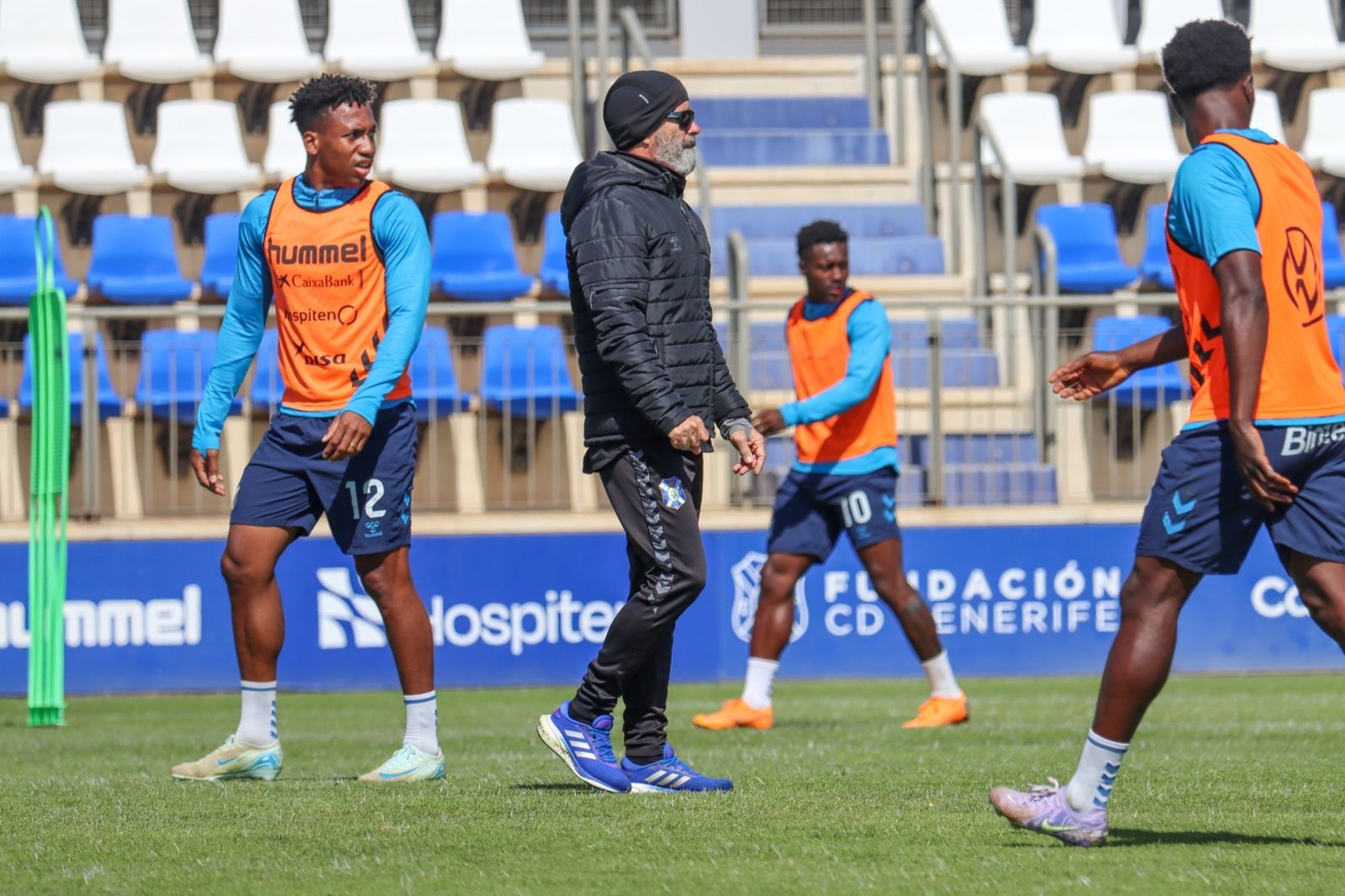 El técnico dirige una de las sesiones del equipo tinerfeño.