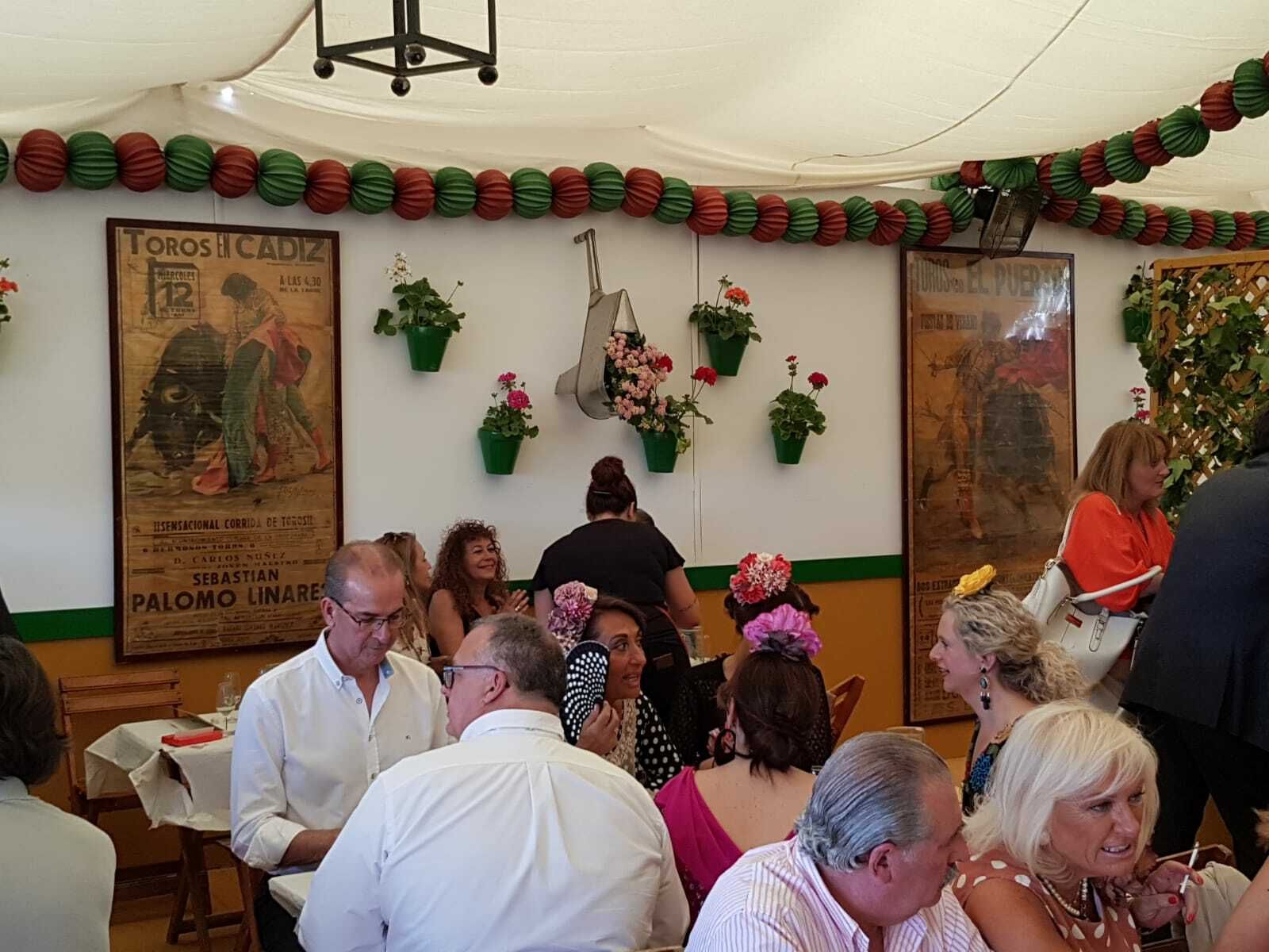 Cartelería taurina que decora El Continental.