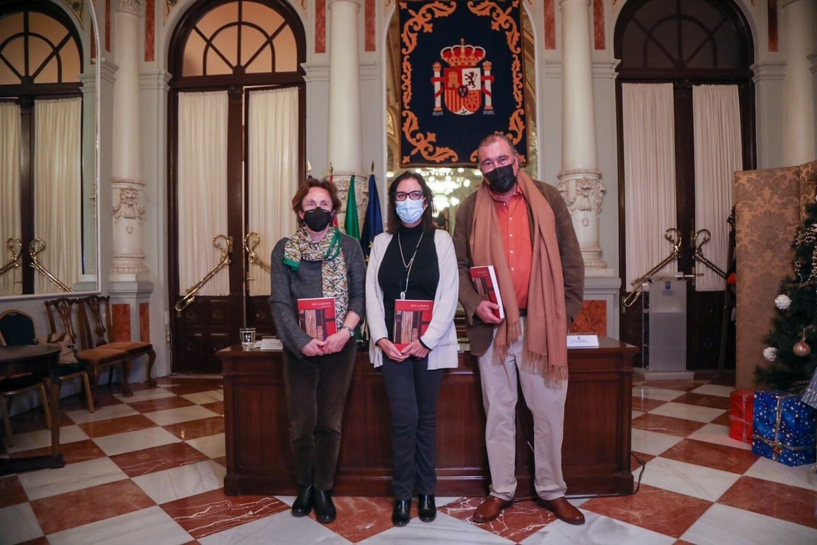 La catedrática María José Cano y los responsables de la revista 'Litoral' con el monográfico dedicado a Ibn Gabirol.