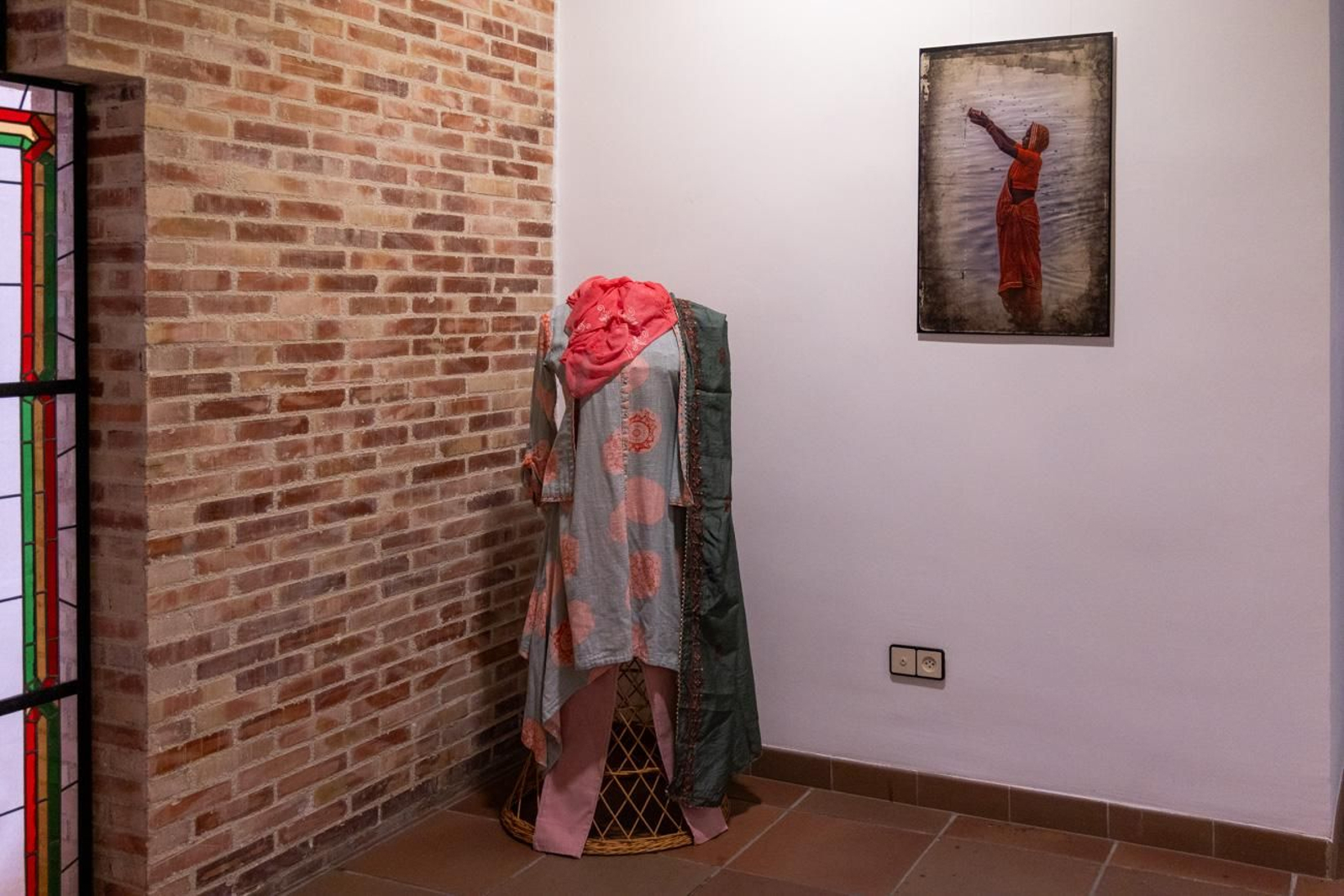 ‘Saris de seda, realidades desveladas’: una mirada fotográfica a la fuerza y dignidad de las mujeres de la India en los Baños Árabes de Jaén