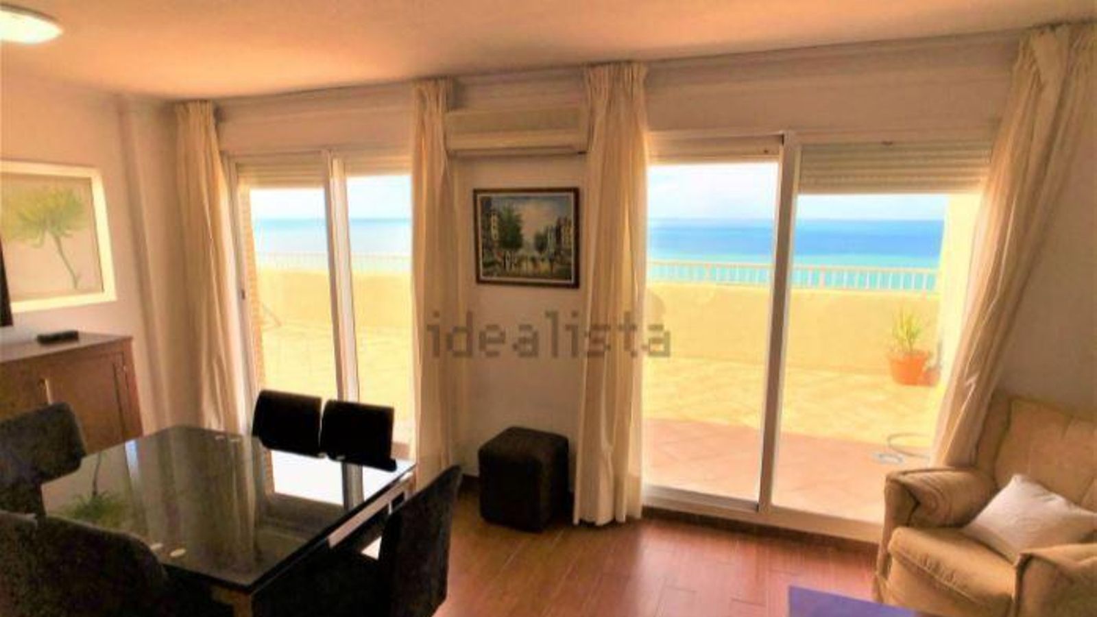 El salón de este ático situado en el Paseo Marítimo.