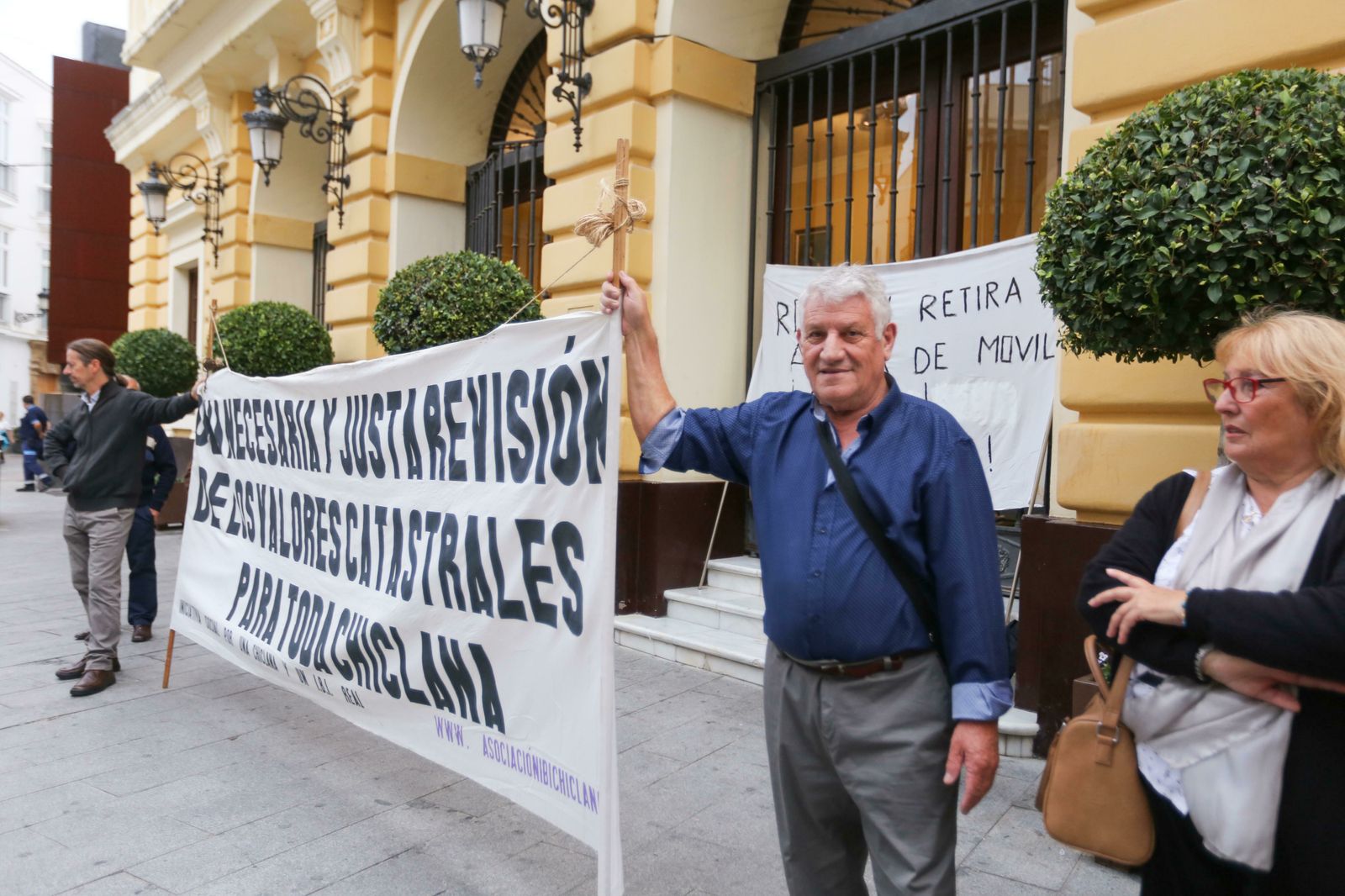 Concentración contra la subida del IBI frente al Ayuntamiento durante la celebración del pleno.