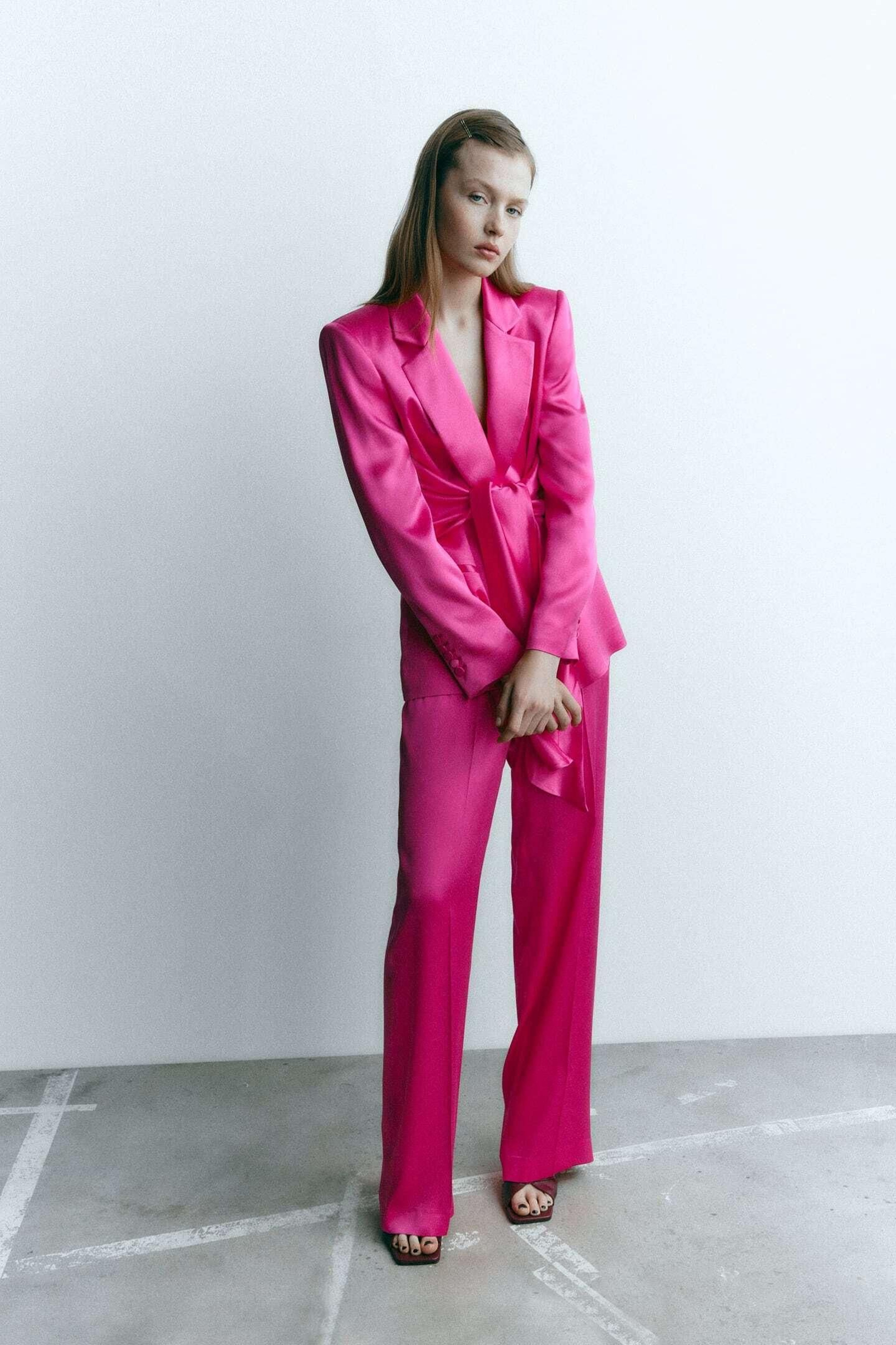 Pantalones satinados de Zara.