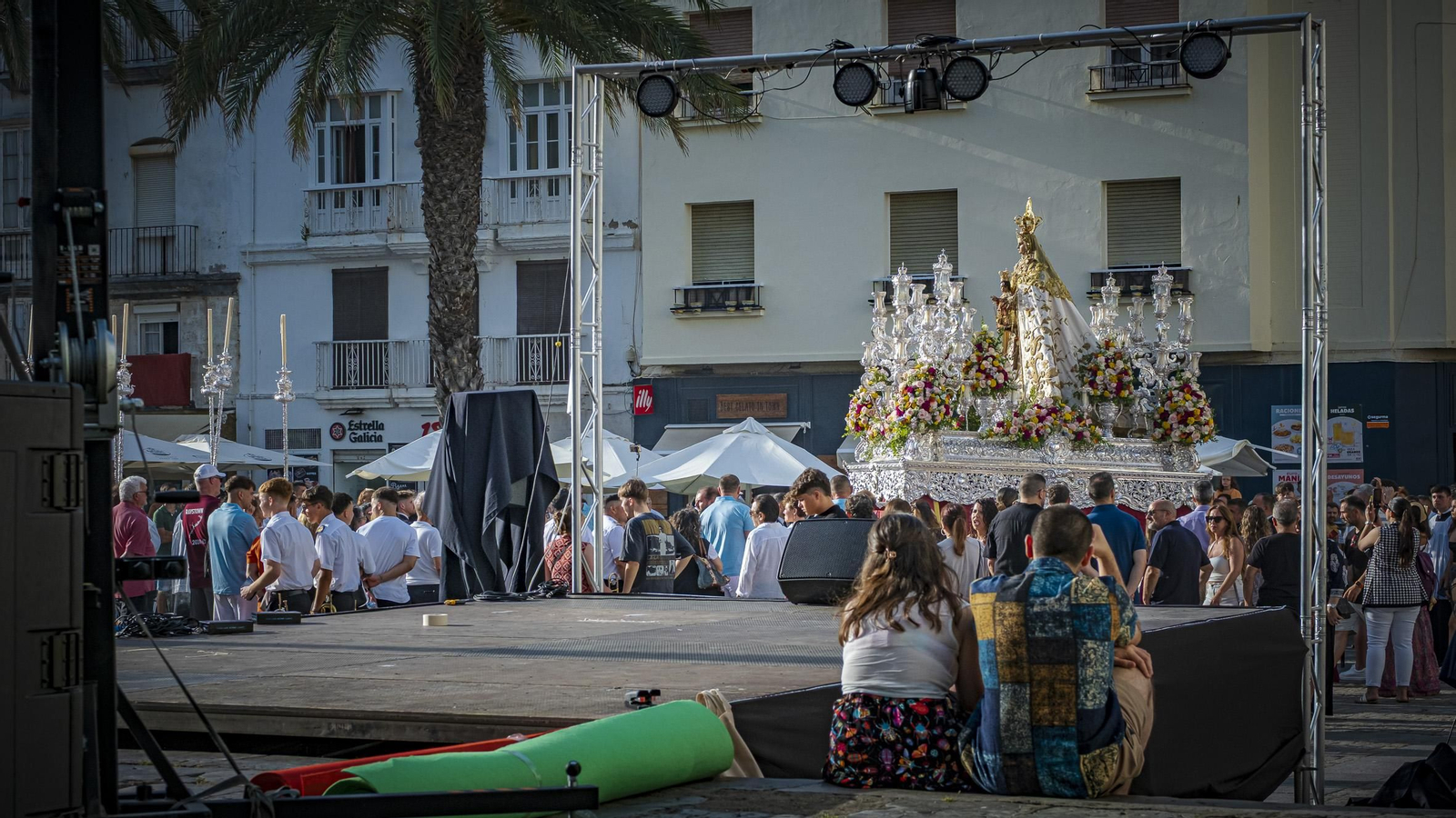 Ambiente previo al Corpus y Día del Orgullo en la Plaza de La catedral de Cádiz