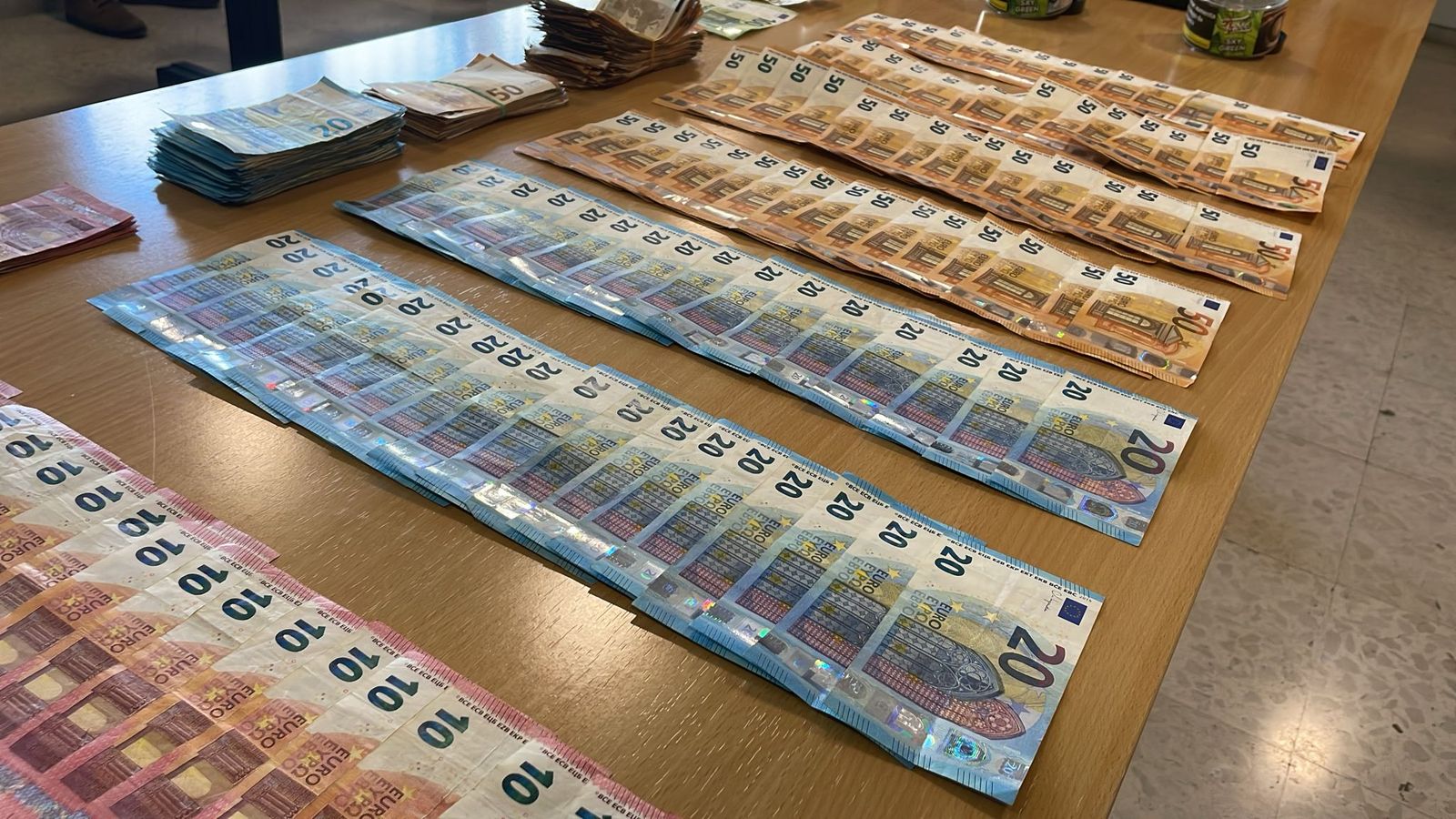 Parte del dinero intervenido.