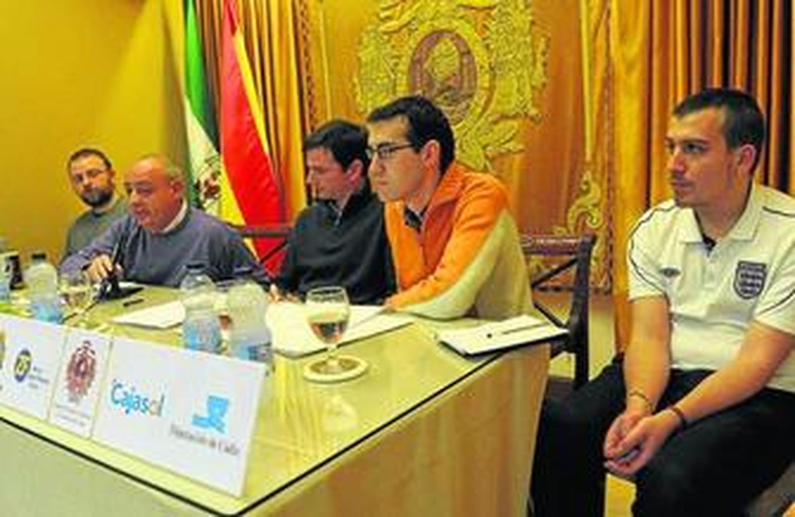 De izq a dcha, Álvaro (internauta), José Miguel Alfonso, asesor de la SGAE, el coordinador Carlos Morillo, Daniel Molina y Karim Aljende.