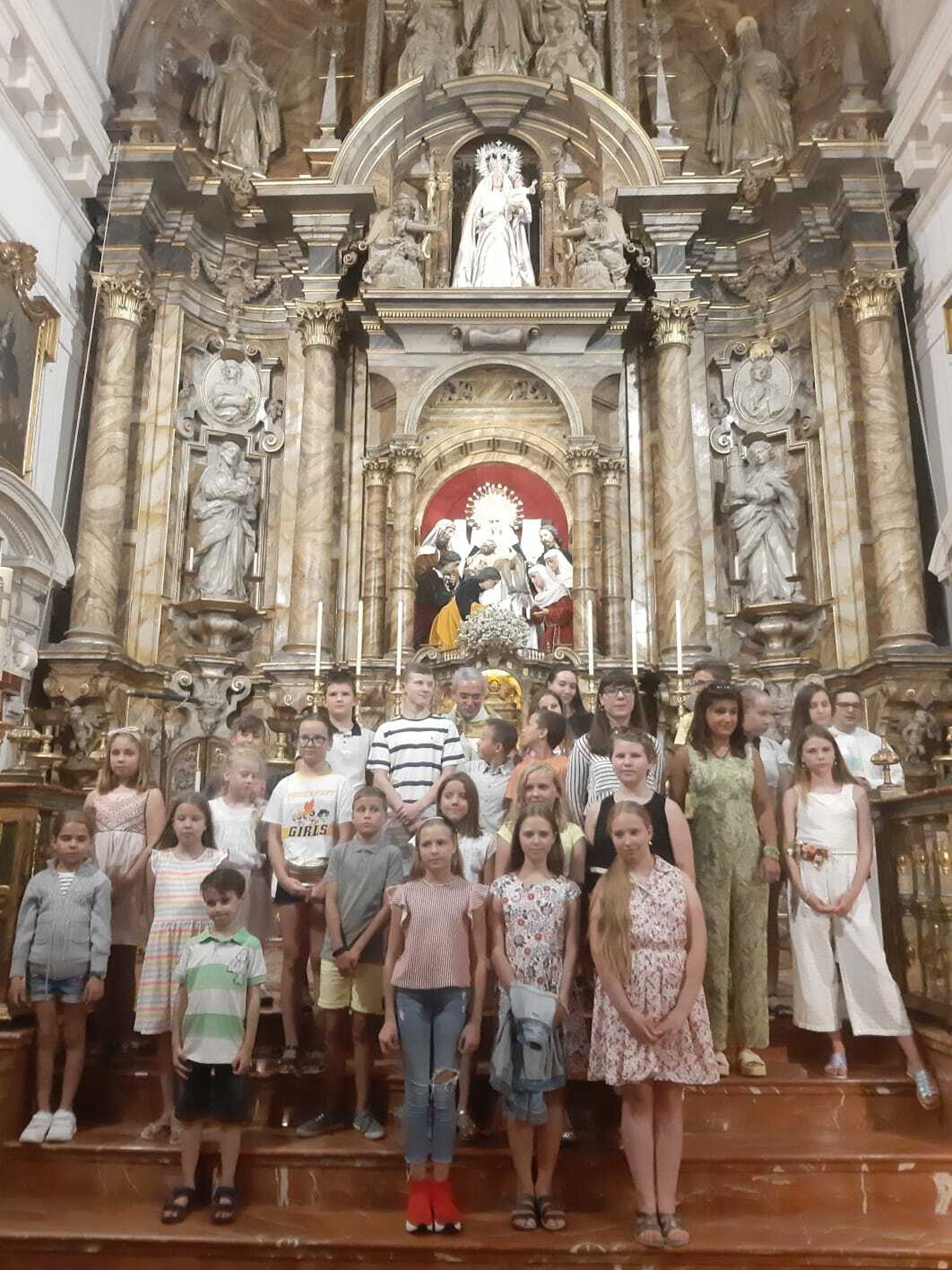 Los niños bielorrusos posan ante los titulares de la Mortaja.