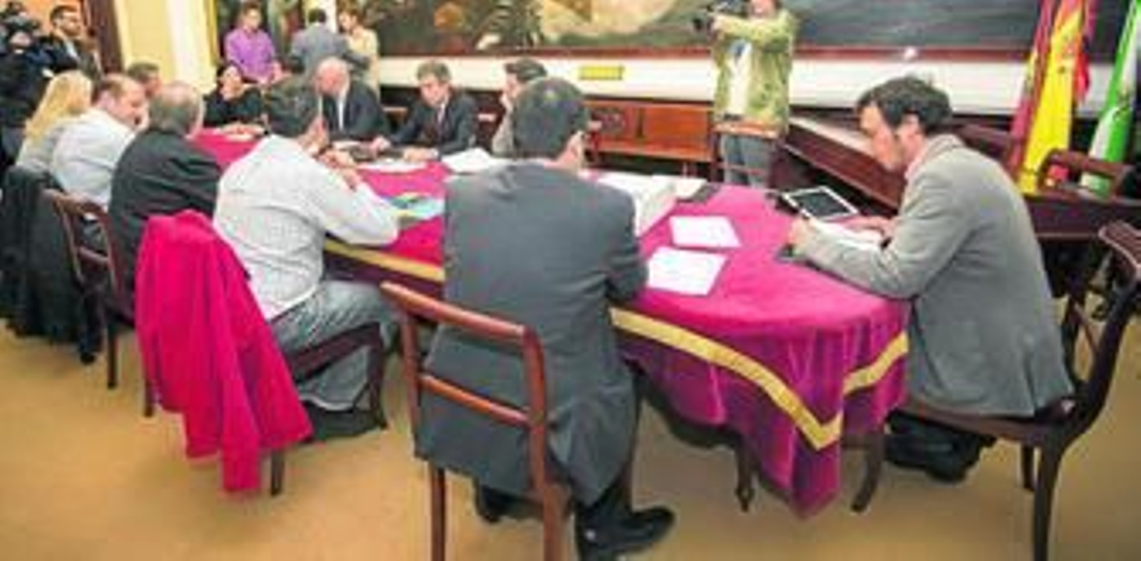 Un momento de la reunión de la comisión informativa previa al Pleno de los presupuestos y que resultó bastante tensa.