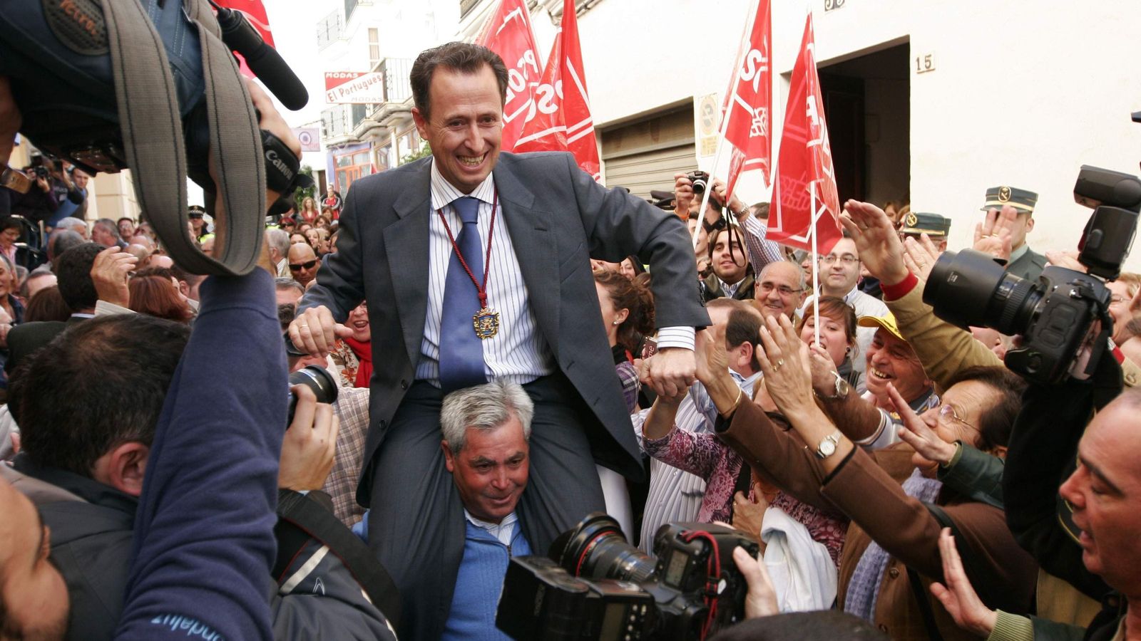 José María Román (PSOE) es llevado a hombros tras fructificar la moción de censura contra el PP en noviembre de 2008.