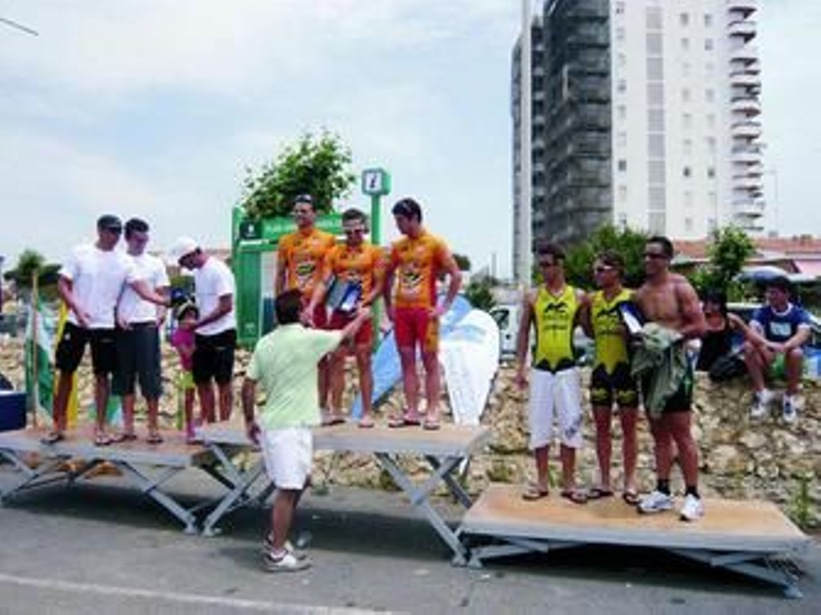 El podio por equipos, con el Natación Córdoba como vencedor.