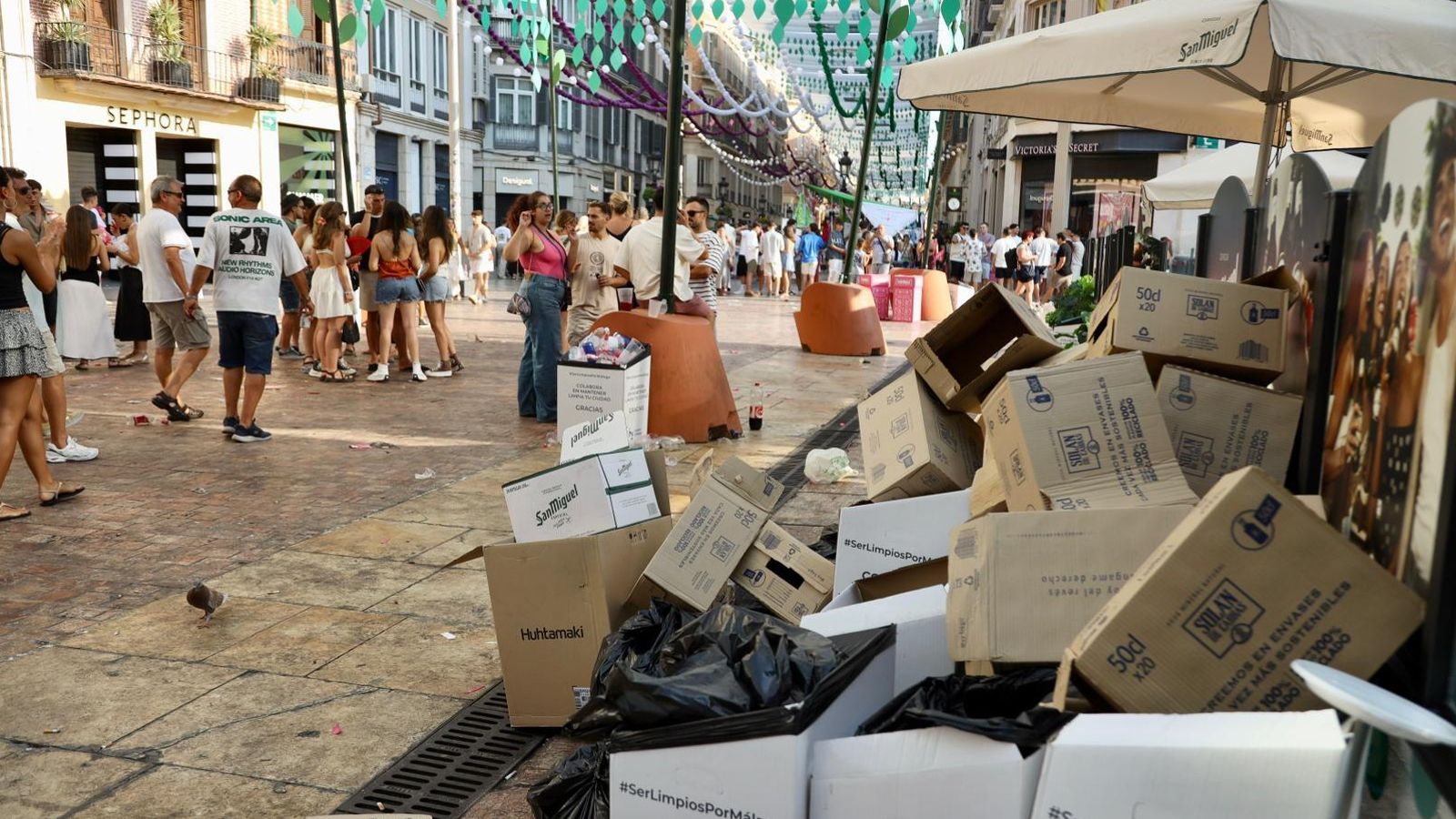 La Plaza de la Constitución, abarrotada de basura tras el 'cierre' a las seis.