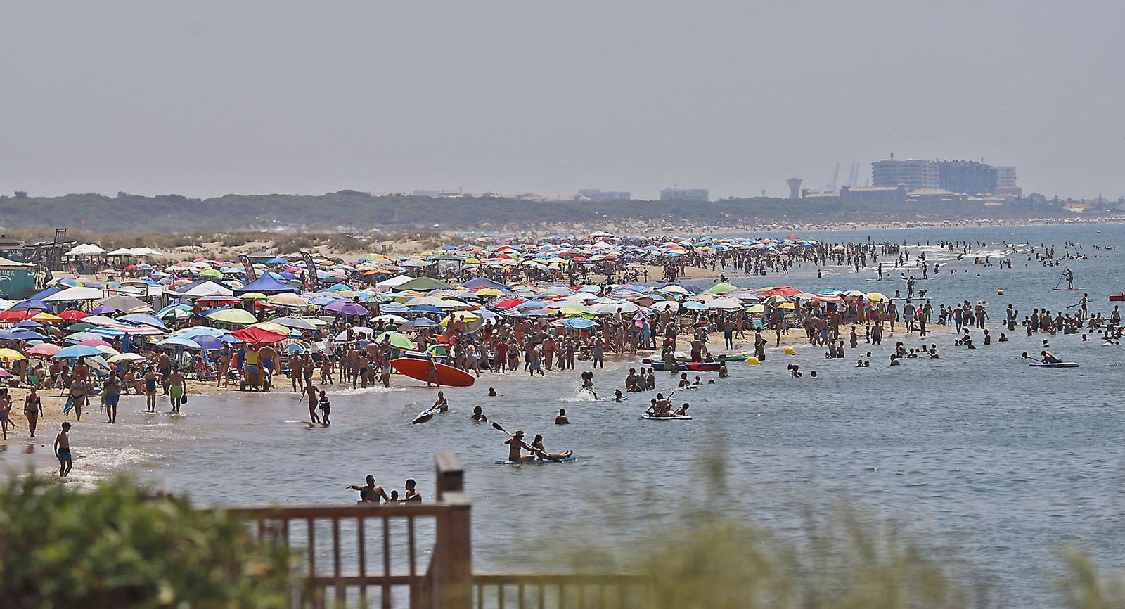Ambiente en las playas de Huelva en el domingo 2 de julio