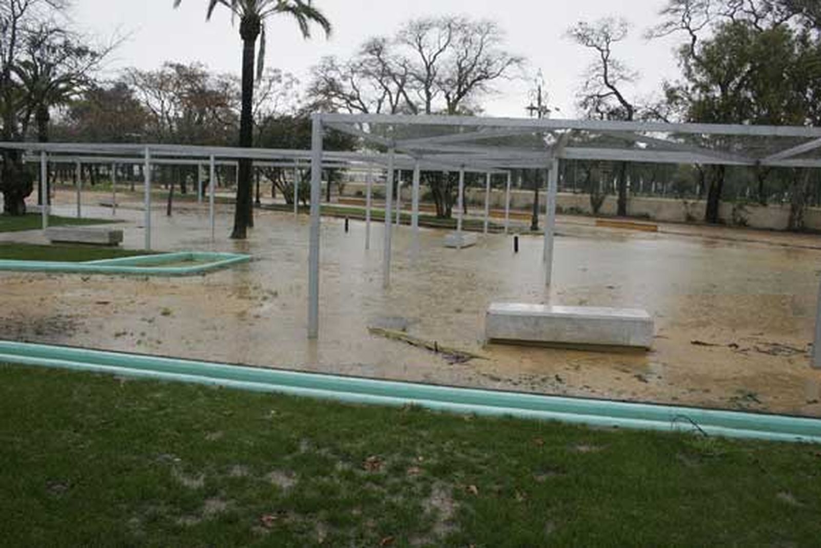 Chiclana se lleva la peor parte de las intensas lluvias que afectan a la provincia, provocando cortes de carreteras, desalojos de casas y crecidas de los ríos

Foto: Sonia Ramos/A.Mora/Rioja