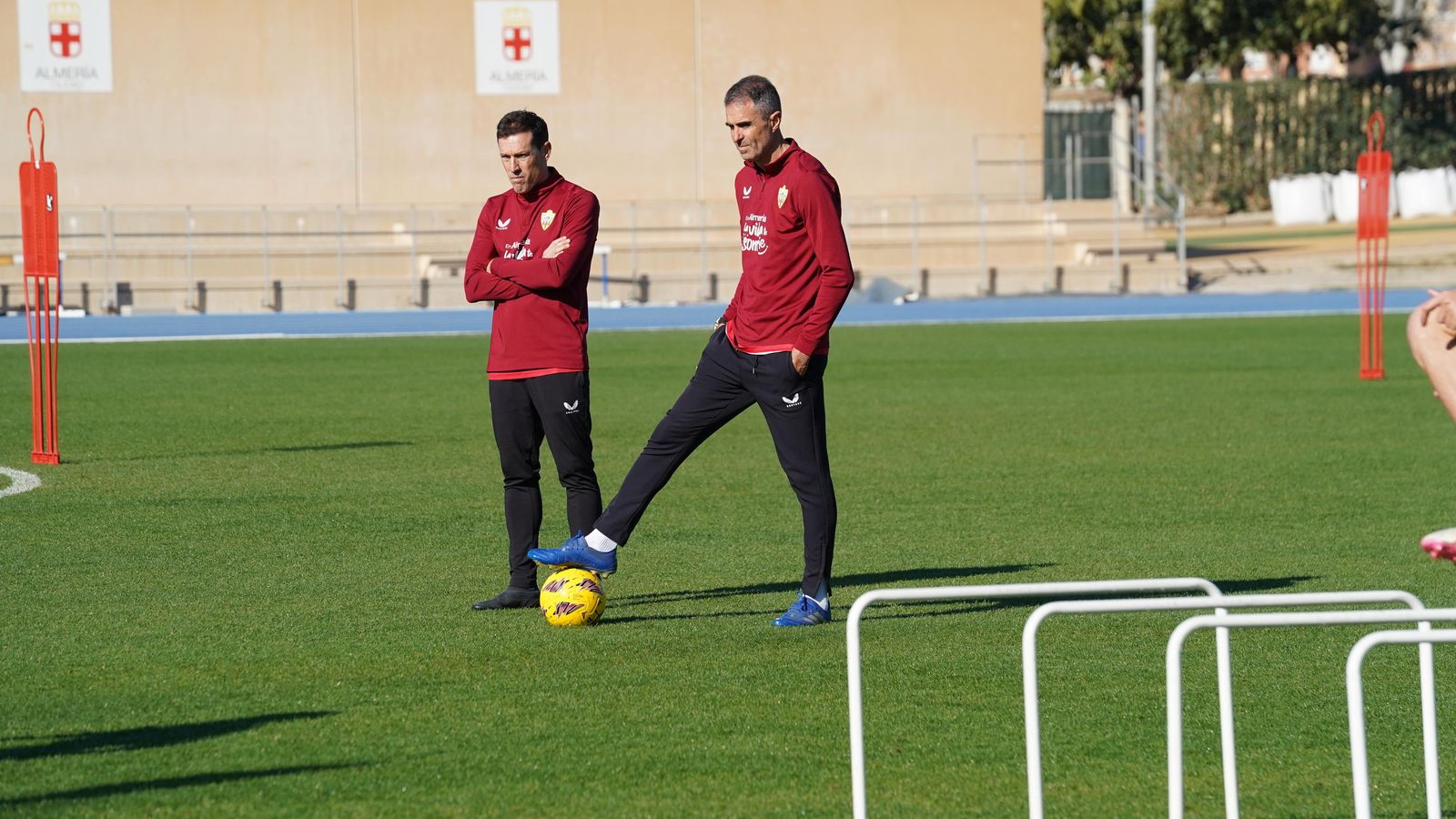 Gaizka Garitano observa el entrenamiento de los suyos en el Anexo de los Juegos Mediterráneos.