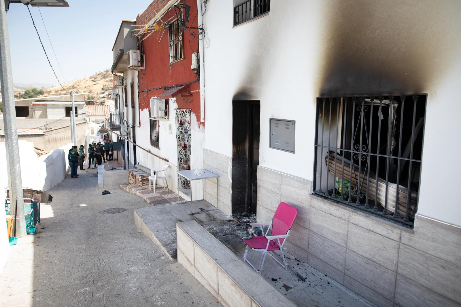 Un numeroso grupo de agentes de la Guardia Civil se dispone a acordonar la calle donde han quemado las casas de Pinos Puente