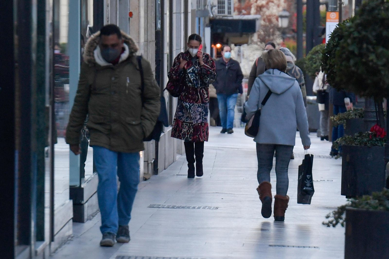 Gente andando por Granada capital este fin de semana.