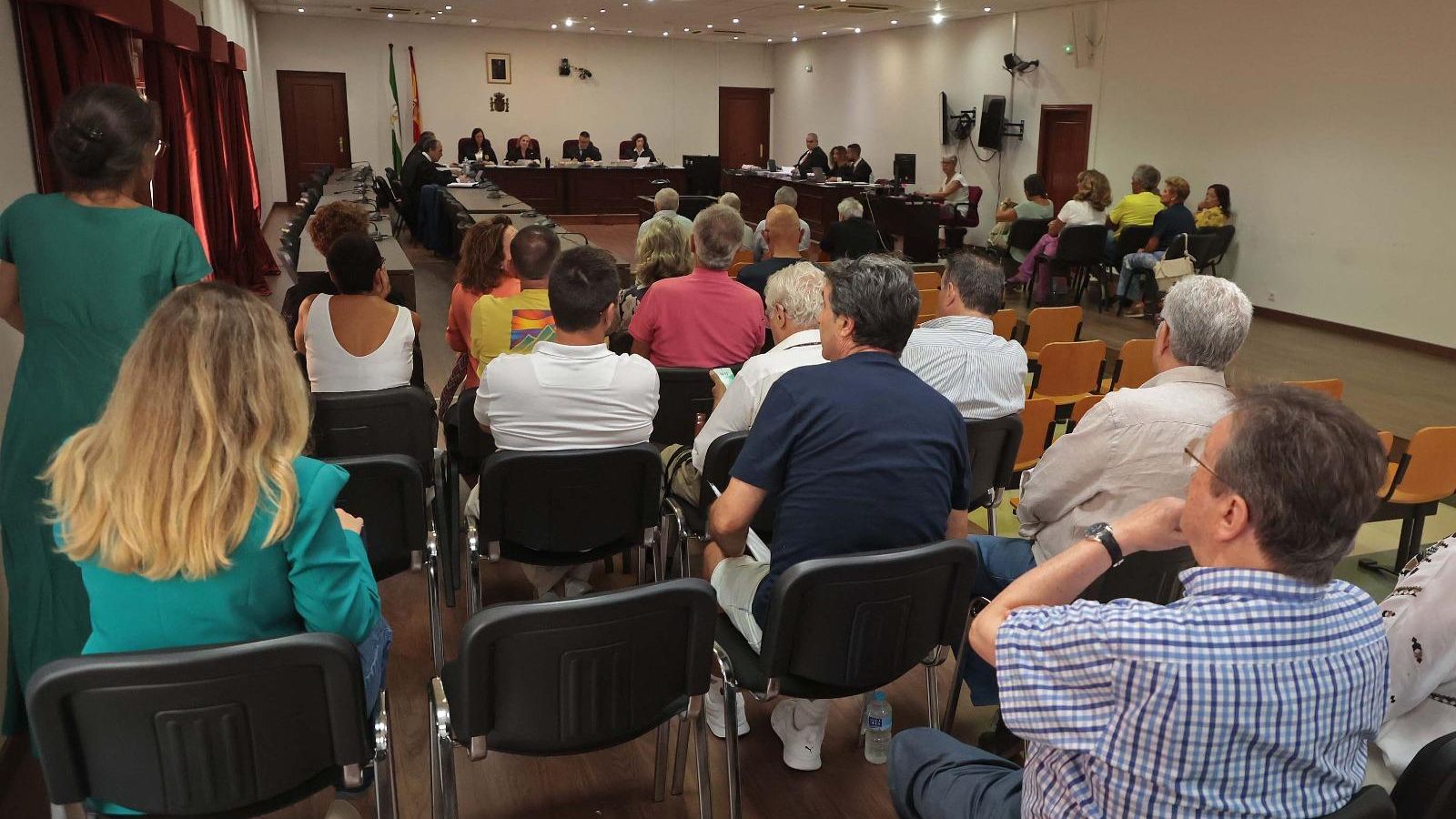 Antiguos trabajadores y socios que han asistido a la sesión en la Audiencia