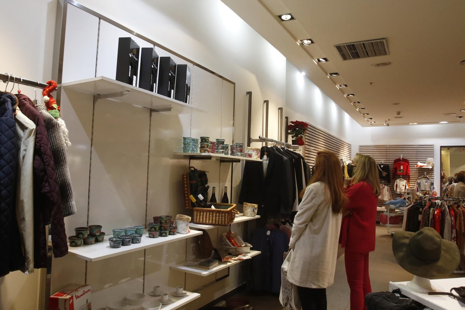 La tienda del centro comercial La Sierra para ayudar a los enfermos de cáncer, en imágenes